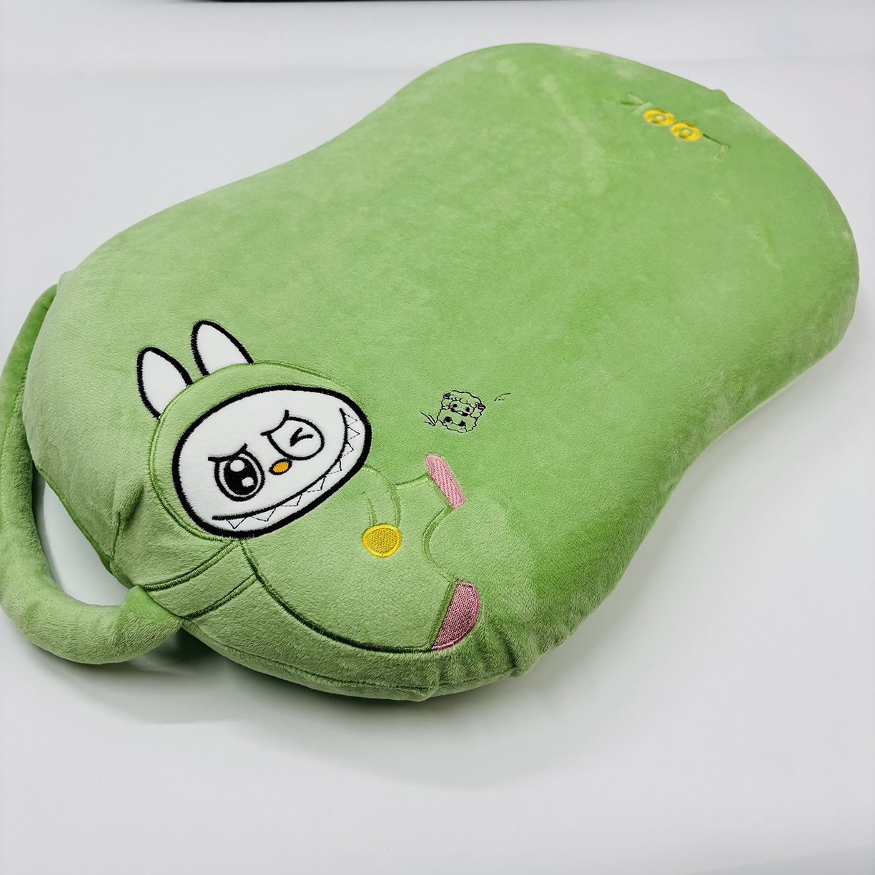 91家纺网 家纺一手货源 找家纺 （总）露函家居 2025新款儿童款拉布布毛绒猫肚枕枕头枕芯
