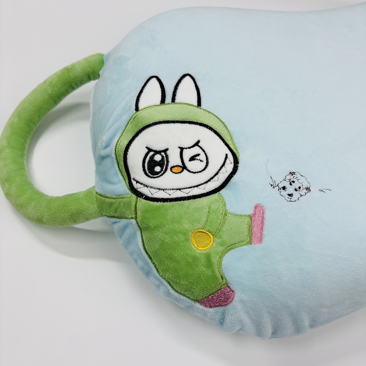 91家纺网 家纺一手货源 找家纺 露函家居 2025新款儿童款拉布布毛绒猫肚枕枕头枕芯 蓝色