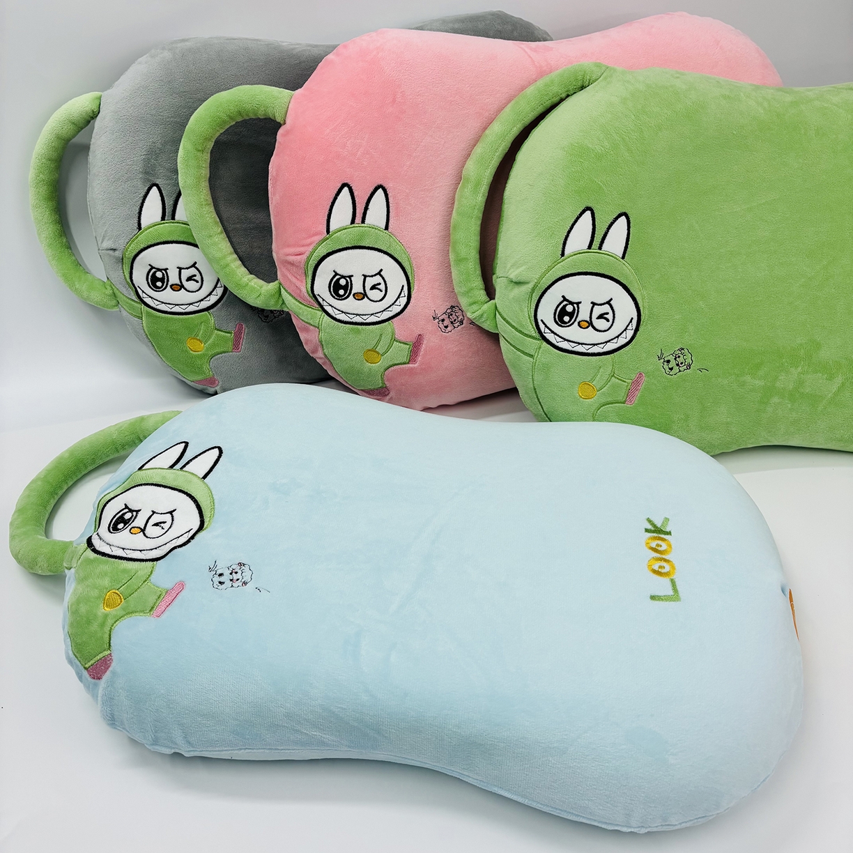 91家纺网 家纺一手货源 找家纺 （总）露函家居 2025新款儿童款拉布布毛绒猫肚枕枕头枕芯