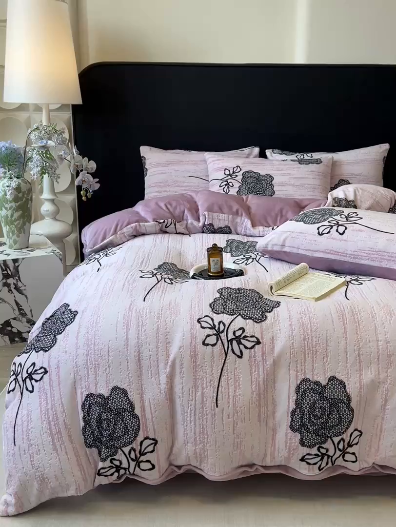 91家纺网 家纺一手货源 找家纺 二八年华 2025新款着色雕花牛奶绒加厚保暖四件套 玫瑰紫