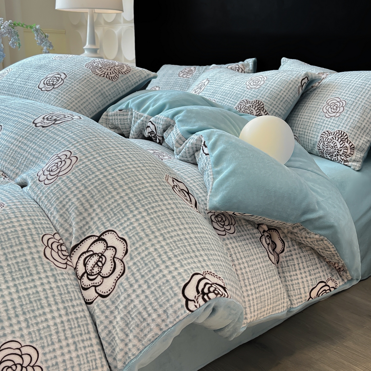 二八年华 2025新款着色雕花牛奶绒加厚保暖四件套 山茶蓝