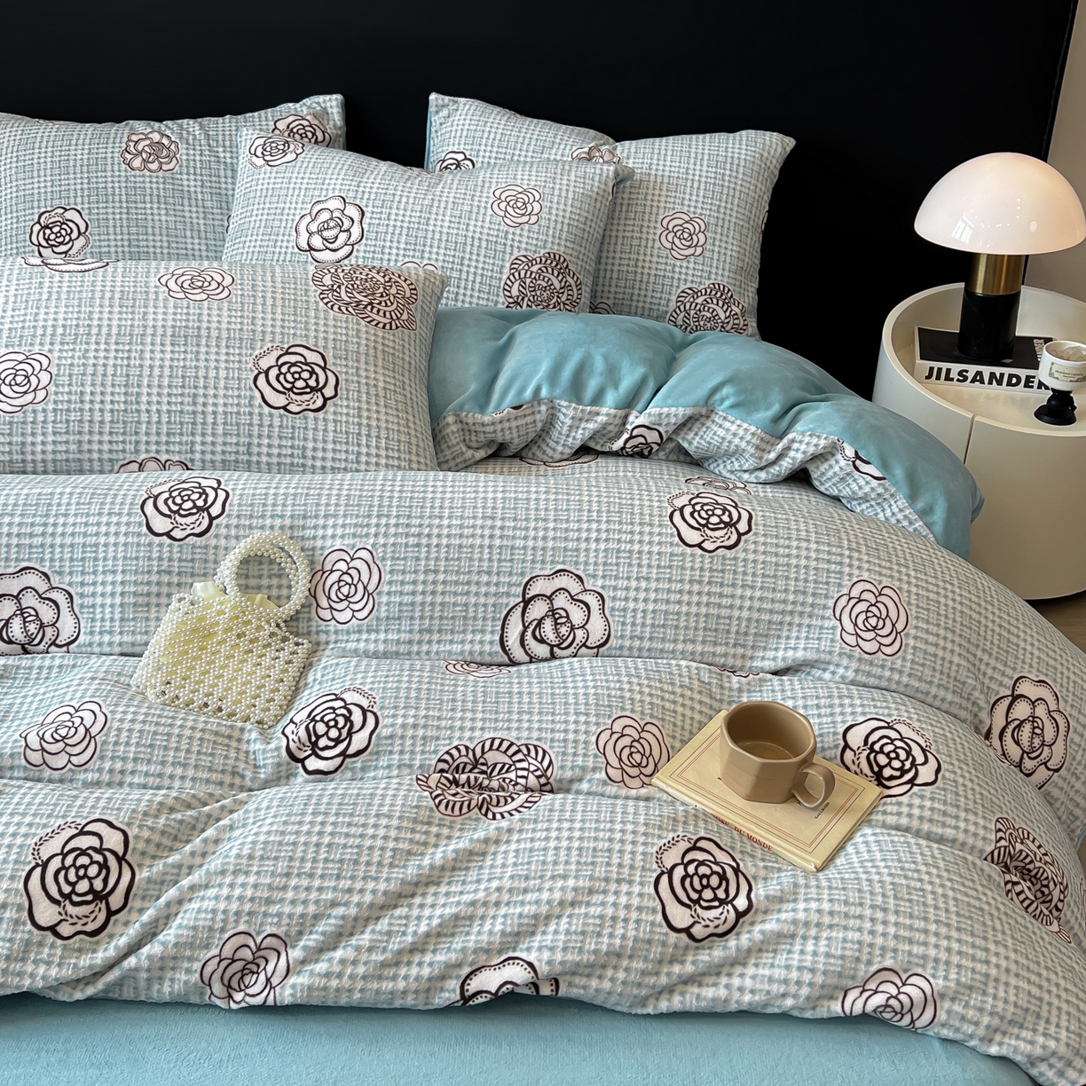 91家纺网 家纺一手货源 找家纺 二八年华 2025新款着色雕花牛奶绒加厚保暖四件套 山茶蓝