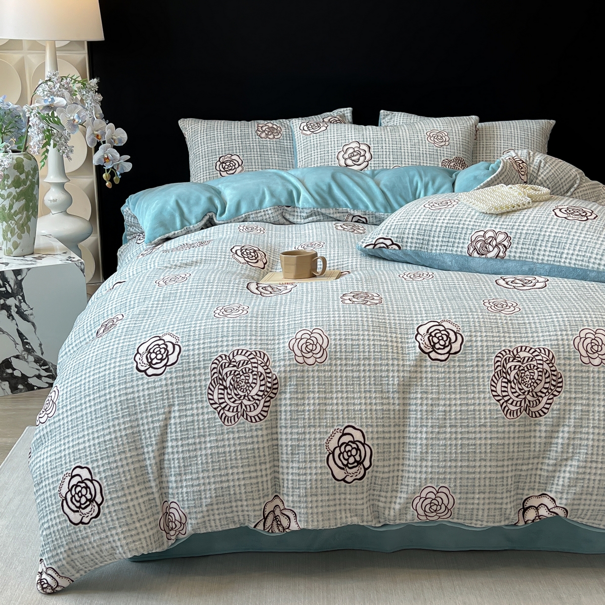 91家纺网 家纺一手货源 找家纺 二八年华 2025新款着色雕花牛奶绒加厚保暖四件套 山茶蓝