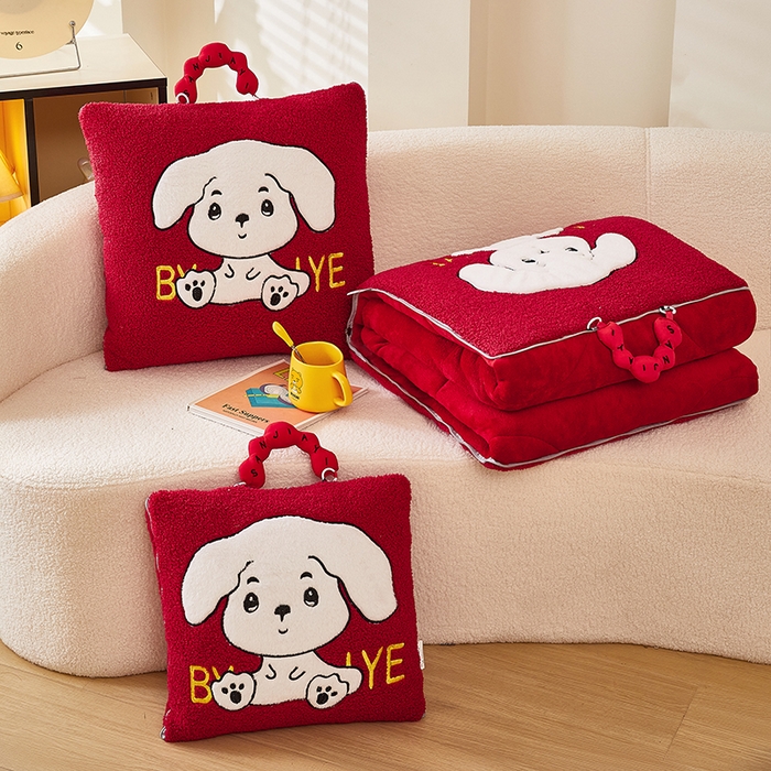 91家纺网 家纺一手货源 找家纺 伊可爱 2025新款秋冬泰迪绒卡通贴布绣提手抱枕被-嘟嘟 嘟嘟-中国红
