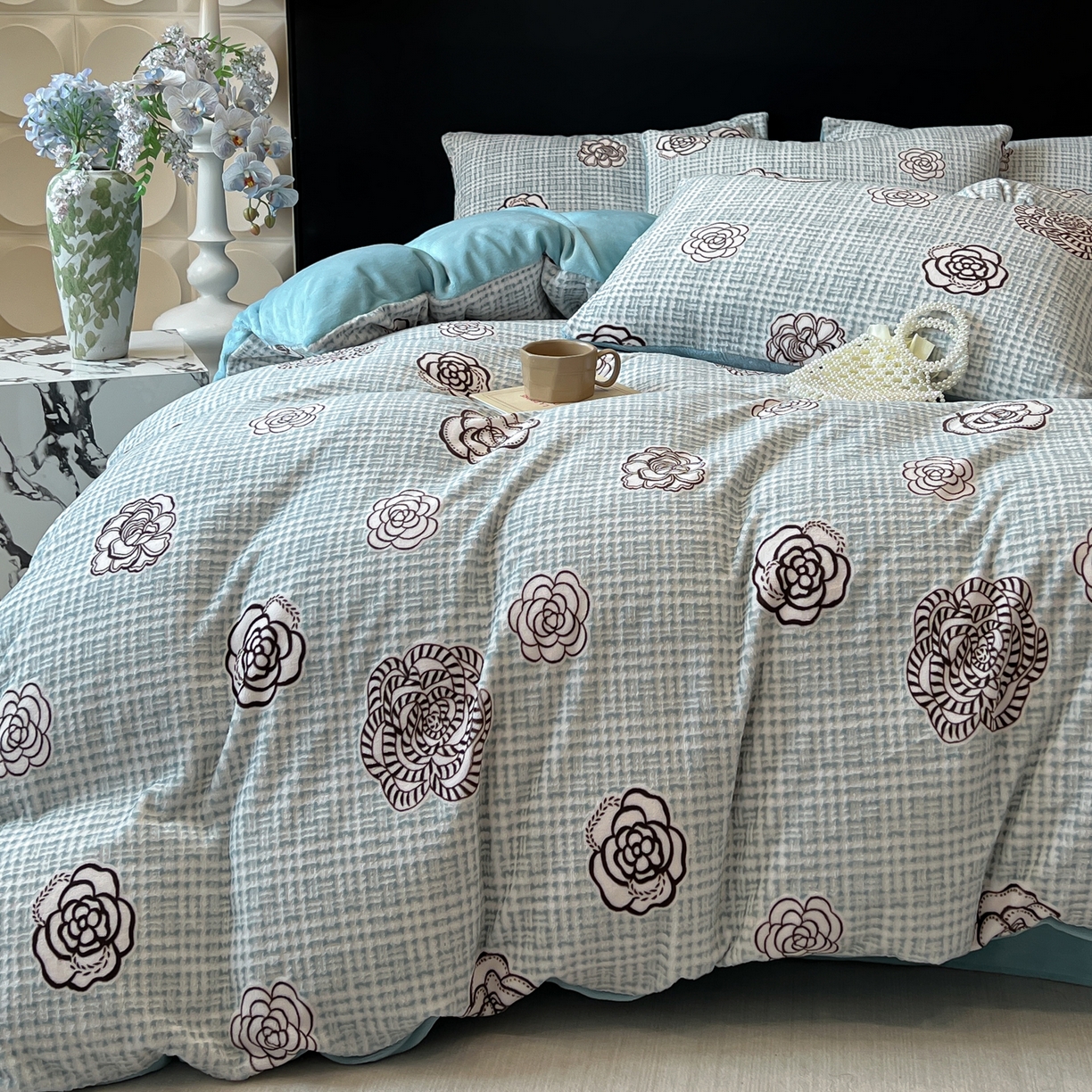 91家纺网 家纺一手货源 找家纺 二八年华 2025新款着色雕花牛奶绒加厚保暖四件套 山茶蓝