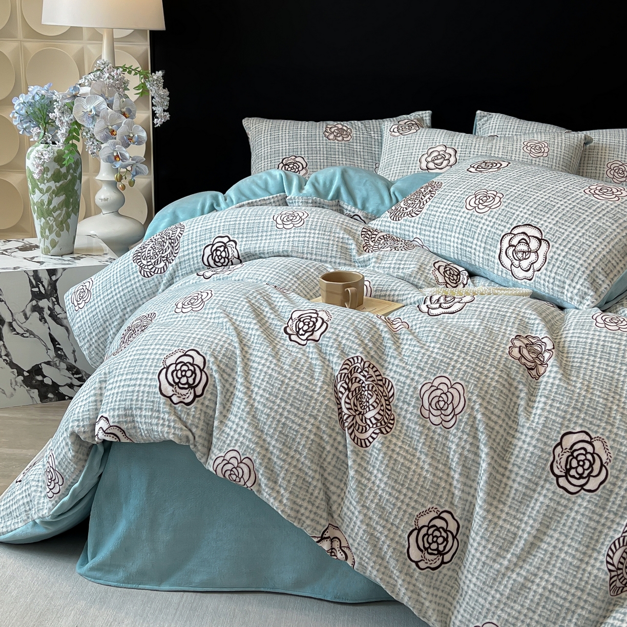 91家纺网 家纺一手货源 找家纺 二八年华 2025新款着色雕花牛奶绒加厚保暖四件套 山茶蓝