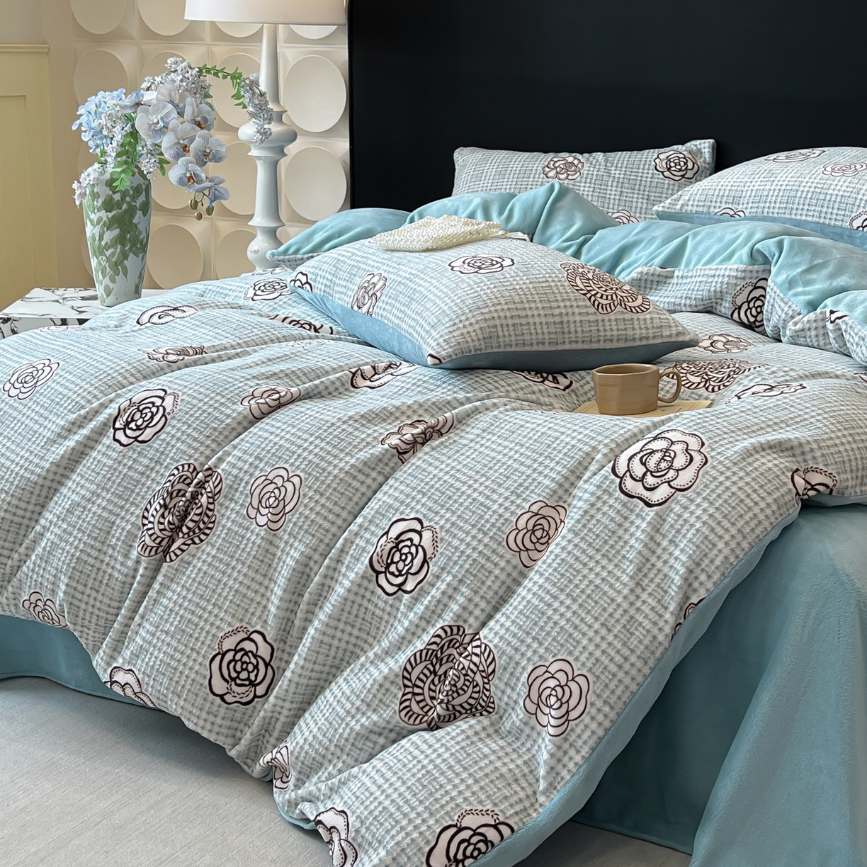 91家纺网 家纺一手货源 找家纺 二八年华 2025新款着色雕花牛奶绒加厚保暖四件套 山茶蓝