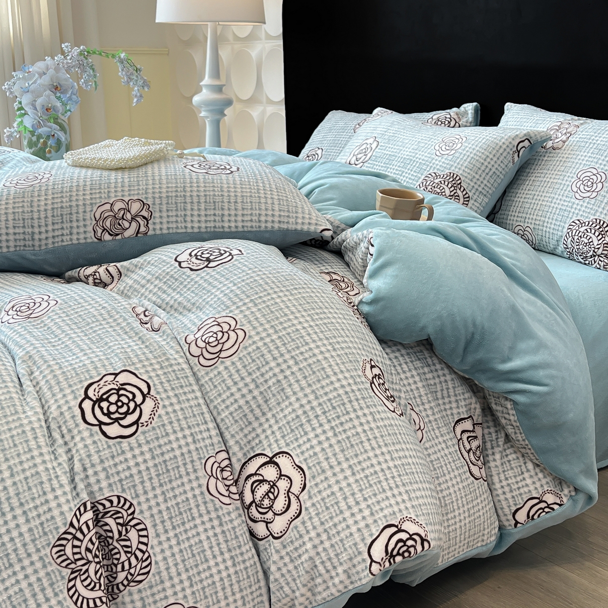 91家纺网 家纺一手货源 找家纺 二八年华 2025新款着色雕花牛奶绒加厚保暖四件套 山茶蓝