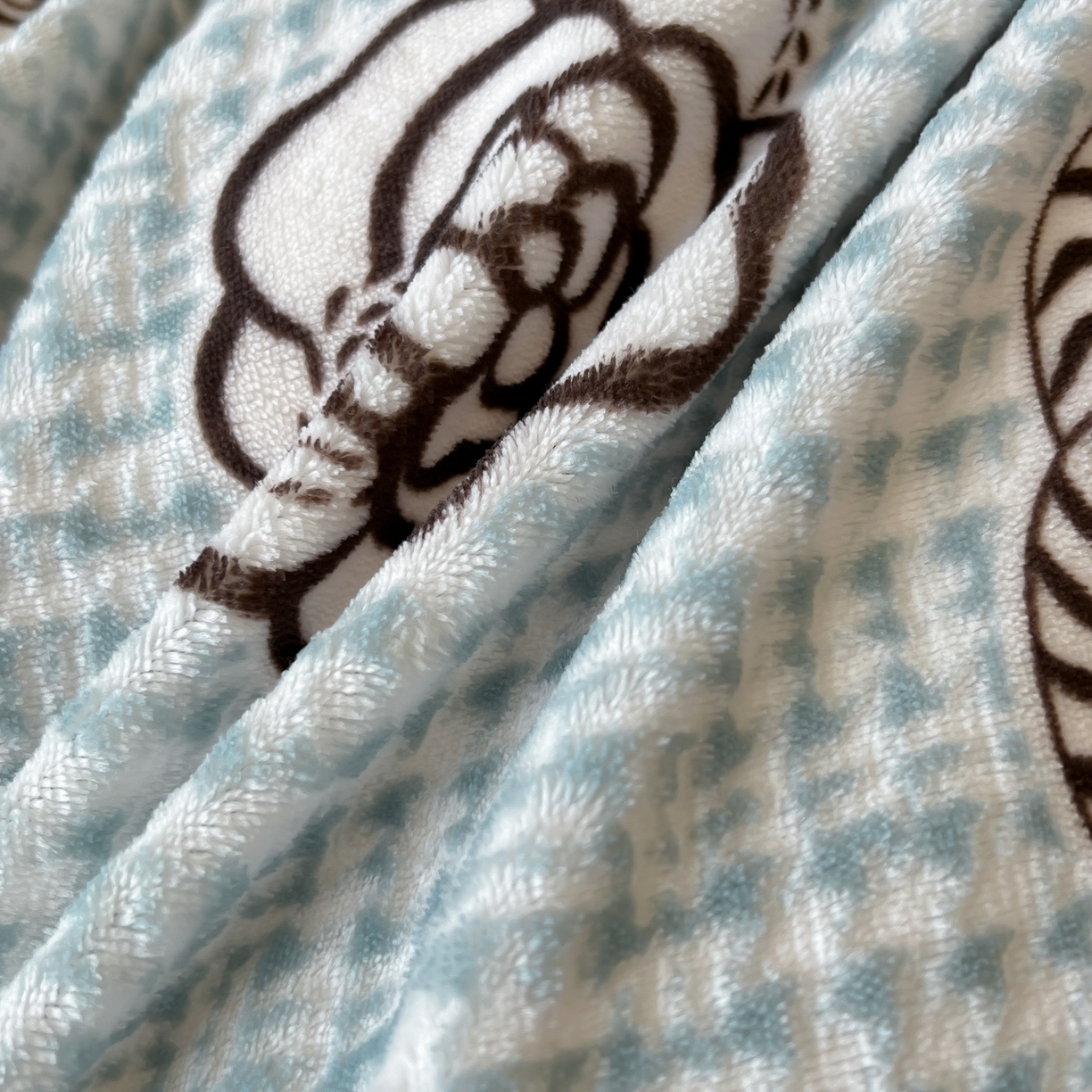 91家纺网 家纺一手货源 找家纺 二八年华 2025新款着色雕花牛奶绒加厚保暖四件套 山茶蓝