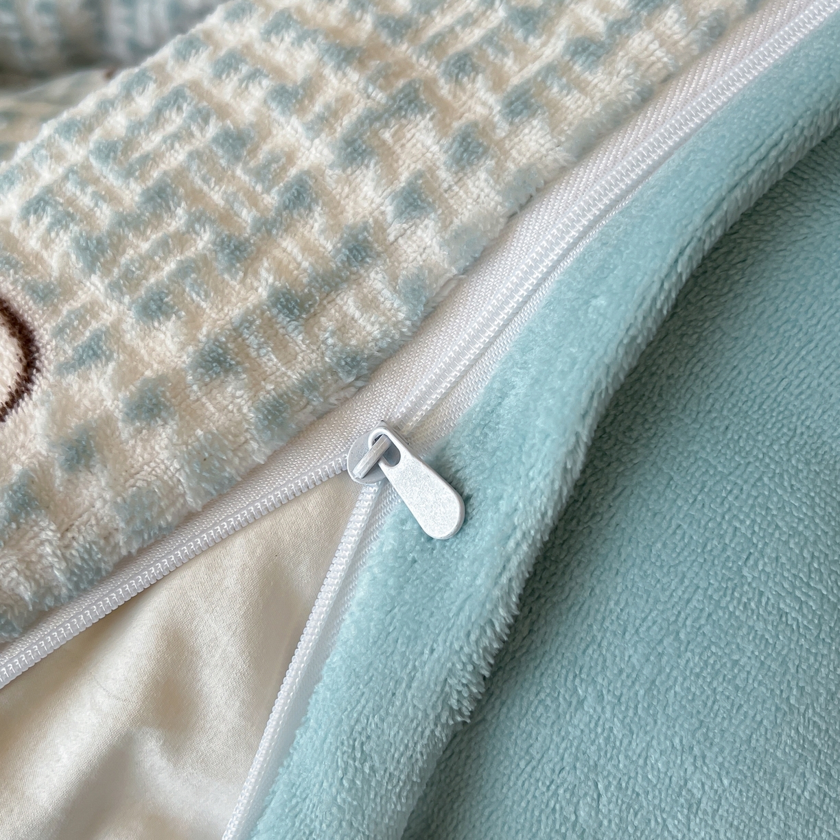 91家纺网 家纺一手货源 找家纺 二八年华 2025新款着色雕花牛奶绒加厚保暖四件套 山茶蓝