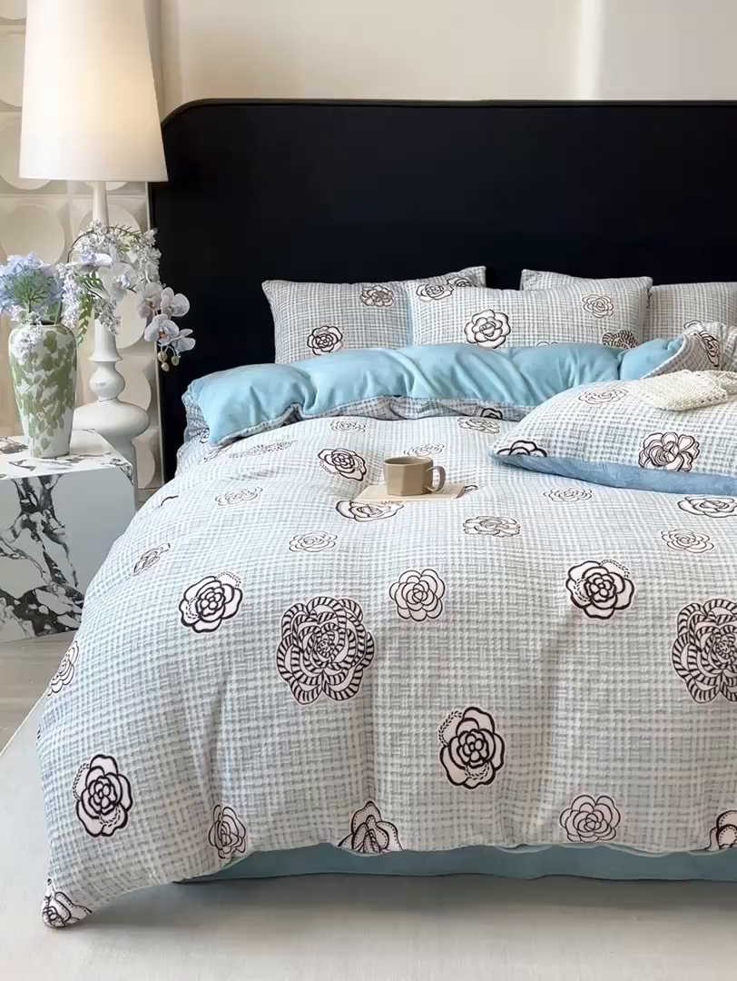 91家纺网 家纺一手货源 找家纺 二八年华 2025新款着色雕花牛奶绒加厚保暖四件套 山茶蓝