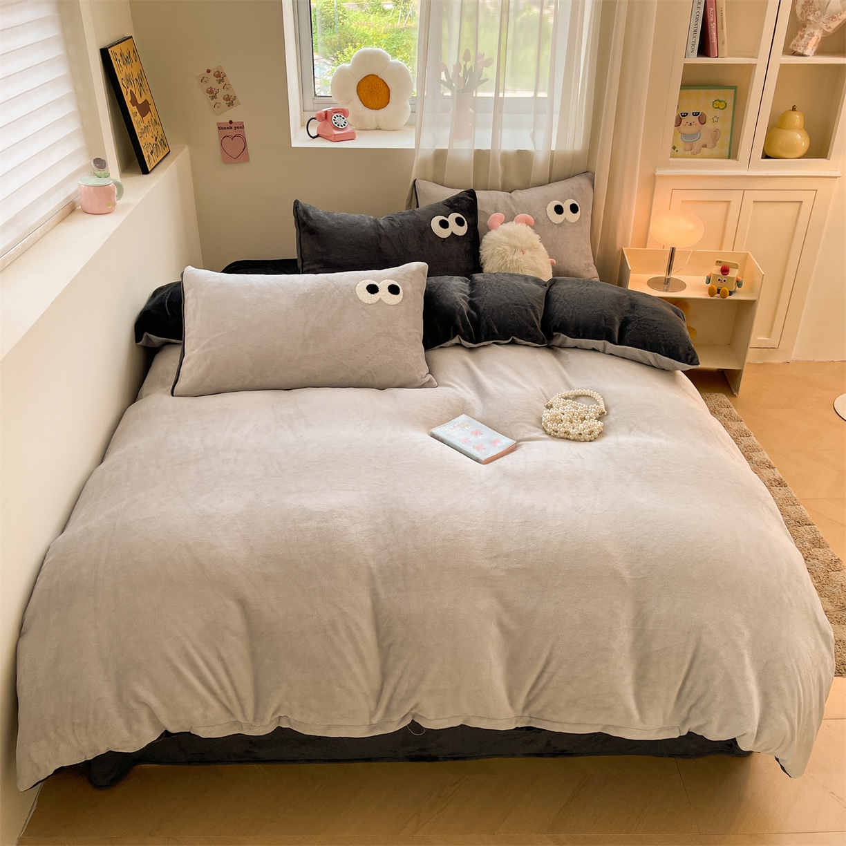 91家纺网 家纺一手货源 找家纺 雨洋家纺 2025新款牛奶绒双面毛巾绣四件套-大眼萌系列 R绒大眼萌深灰椰椰