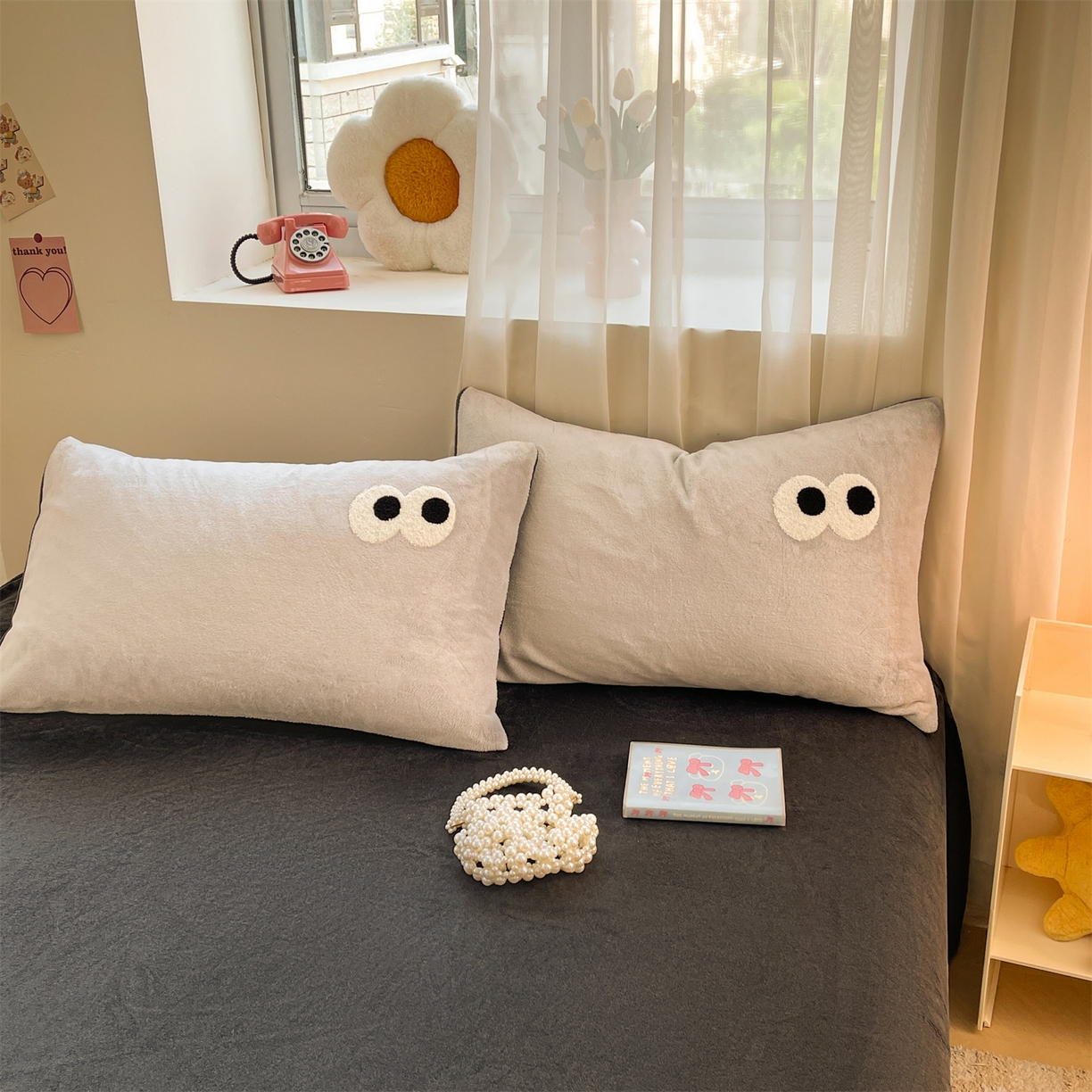 91家纺网 家纺一手货源 找家纺 雨洋家纺 2025新款牛奶绒双面毛巾绣四件套-大眼萌系列 R绒大眼萌深灰椰椰