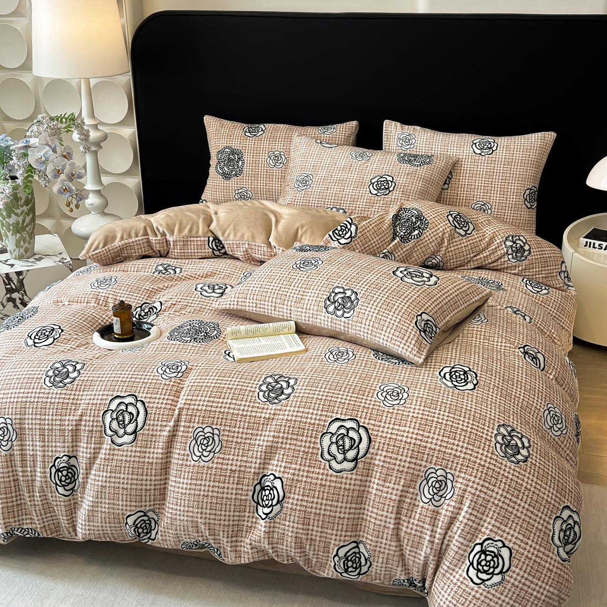 91家纺网 家纺一手货源 找家纺 二八年华 2025新款着色雕花牛奶绒加厚保暖四件套 山茶驼