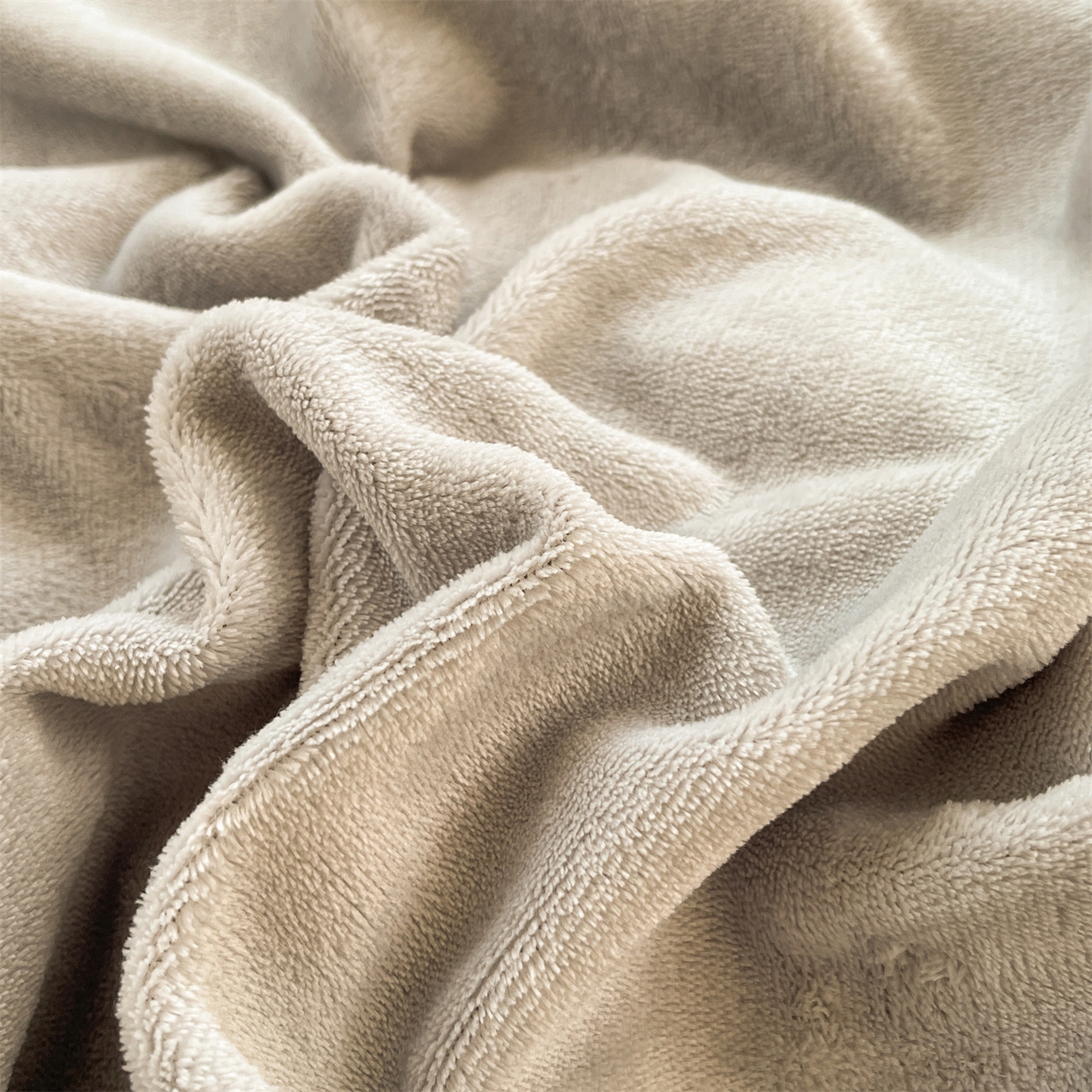 91家纺网 家纺一手货源 找家纺 雨洋家纺 2025新款牛奶绒双面毛巾绣四件套-大眼萌系列 R绒大眼萌深灰椰椰