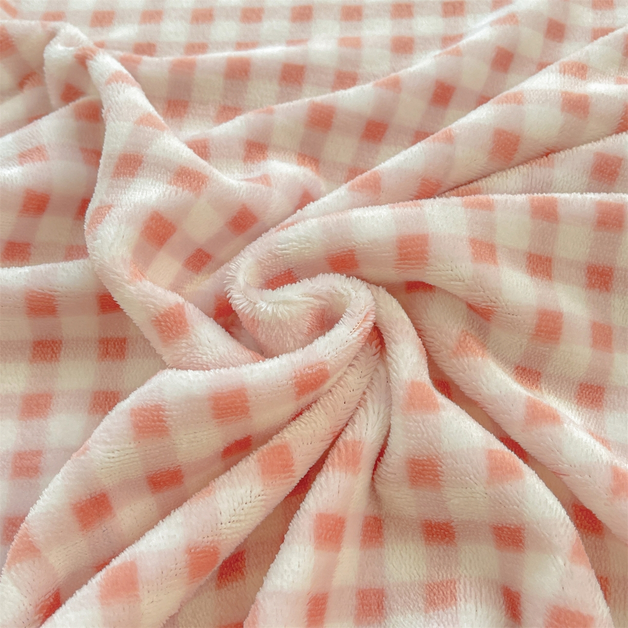 91家纺网 家纺一手货源 找家纺 雨洋家纺 2025新款牛奶绒双面毛巾绣四件套-大眼萌系列 R绒大眼萌黄黄粉格