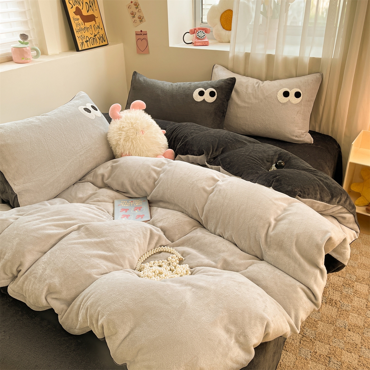 91家纺网 家纺一手货源 找家纺 雨洋家纺 2025新款牛奶绒双面毛巾绣四件套-大眼萌系列 R绒大眼萌深灰椰椰