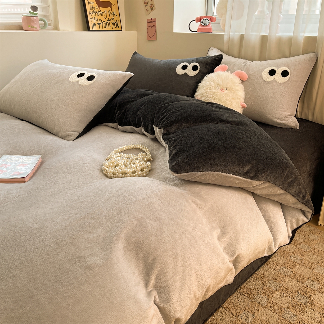 91家纺网 家纺一手货源 找家纺 雨洋家纺 2025新款牛奶绒双面毛巾绣四件套-大眼萌系列 R绒大眼萌深灰椰椰