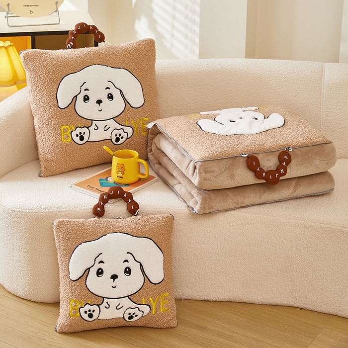 91家纺网 家纺一手货源 找家纺 伊可爱 2025新款秋冬泰迪绒卡通贴布绣提手抱枕被-嘟嘟 嘟嘟-浅卡其