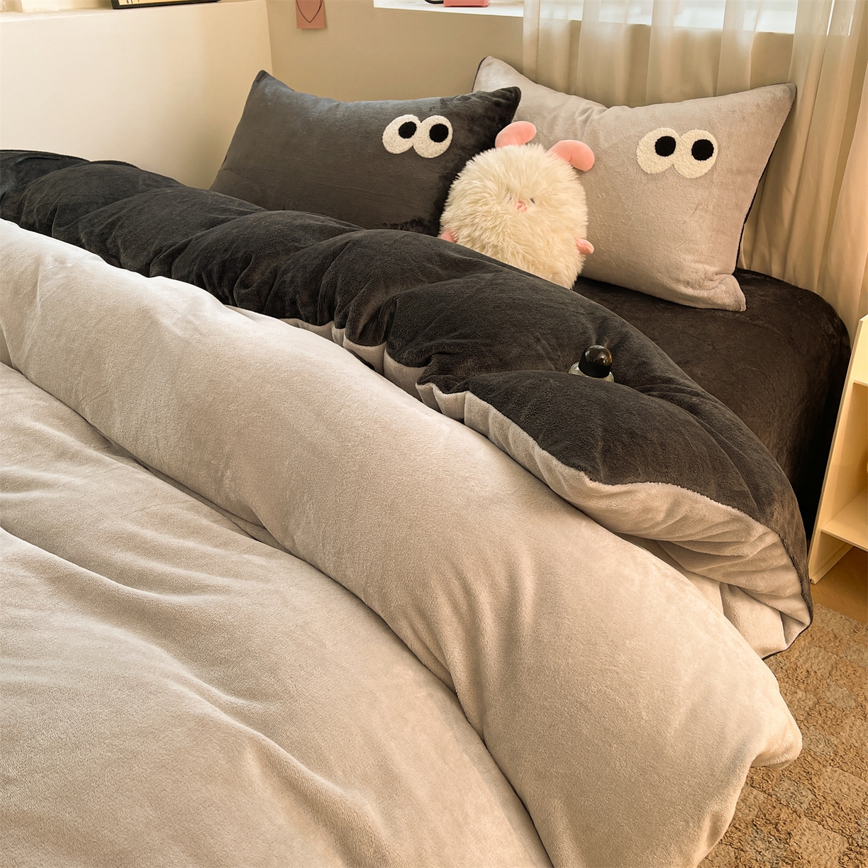 91家纺网 家纺一手货源 找家纺 雨洋家纺 2025新款牛奶绒双面毛巾绣四件套-大眼萌系列 R绒大眼萌深灰椰椰