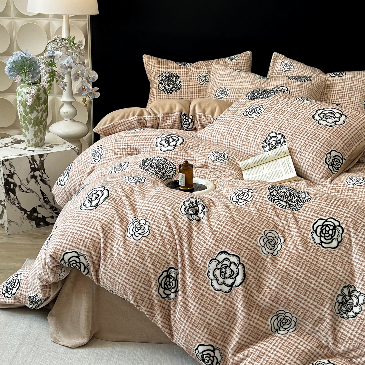 91家纺网 家纺一手货源 找家纺 二八年华 2025新款着色雕花牛奶绒加厚保暖四件套 山茶驼