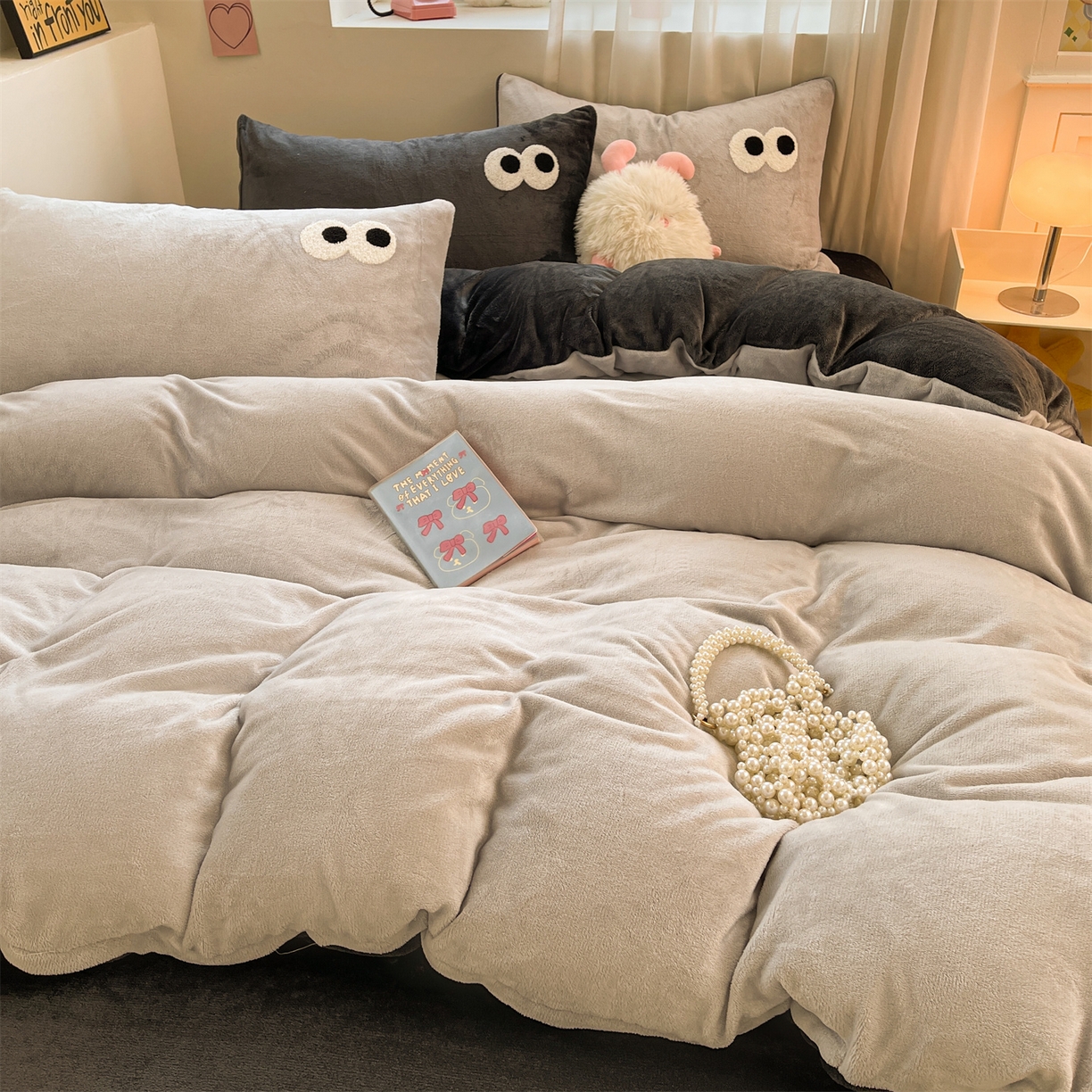 91家纺网 家纺一手货源 找家纺 雨洋家纺 2025新款牛奶绒双面毛巾绣四件套-大眼萌系列 R绒大眼萌深灰椰椰