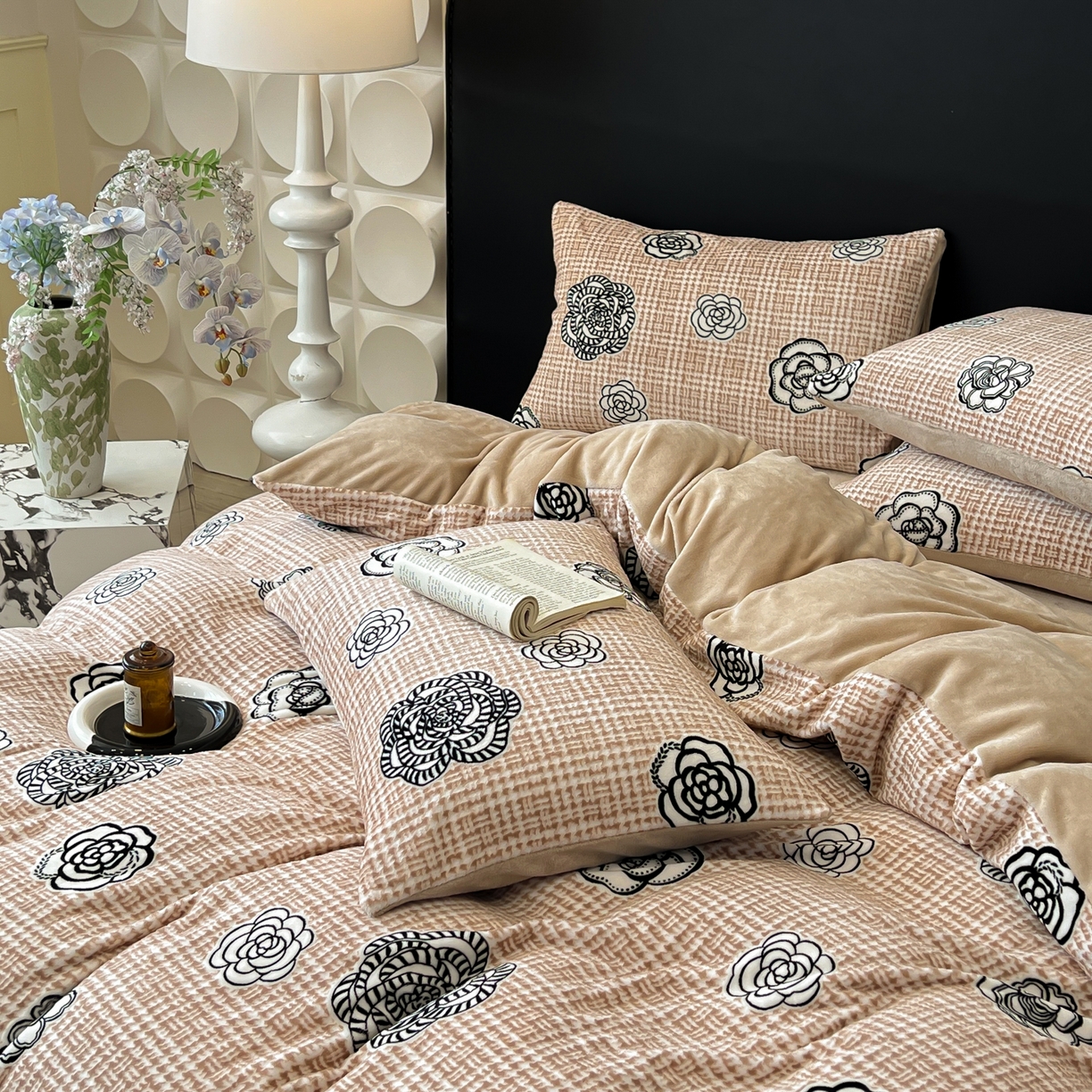 91家纺网 家纺一手货源 找家纺 二八年华 2025新款着色雕花牛奶绒加厚保暖四件套 山茶驼