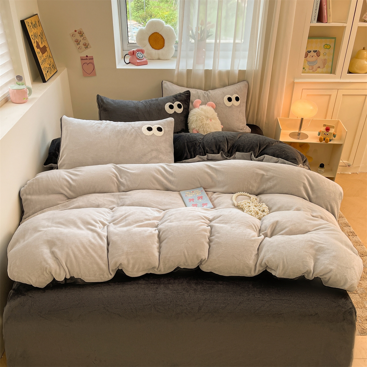 91家纺网 家纺一手货源 找家纺 雨洋家纺 2025新款牛奶绒双面毛巾绣四件套-大眼萌系列 R绒大眼萌深灰椰椰