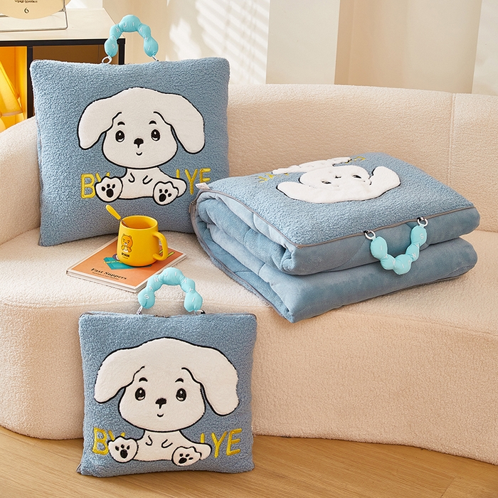 91家纺网 家纺一手货源 找家纺 伊可爱 2025新款秋冬泰迪绒卡通贴布绣提手抱枕被-嘟嘟 嘟嘟-天空蓝