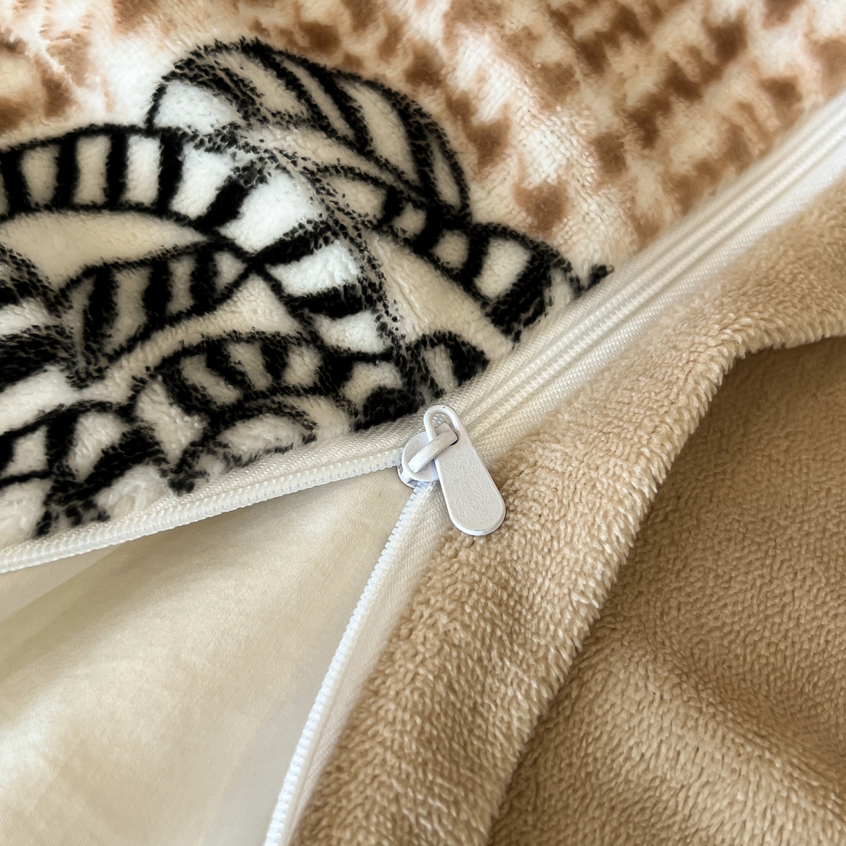 91家纺网 家纺一手货源 找家纺 二八年华 2025新款着色雕花牛奶绒加厚保暖四件套 山茶驼