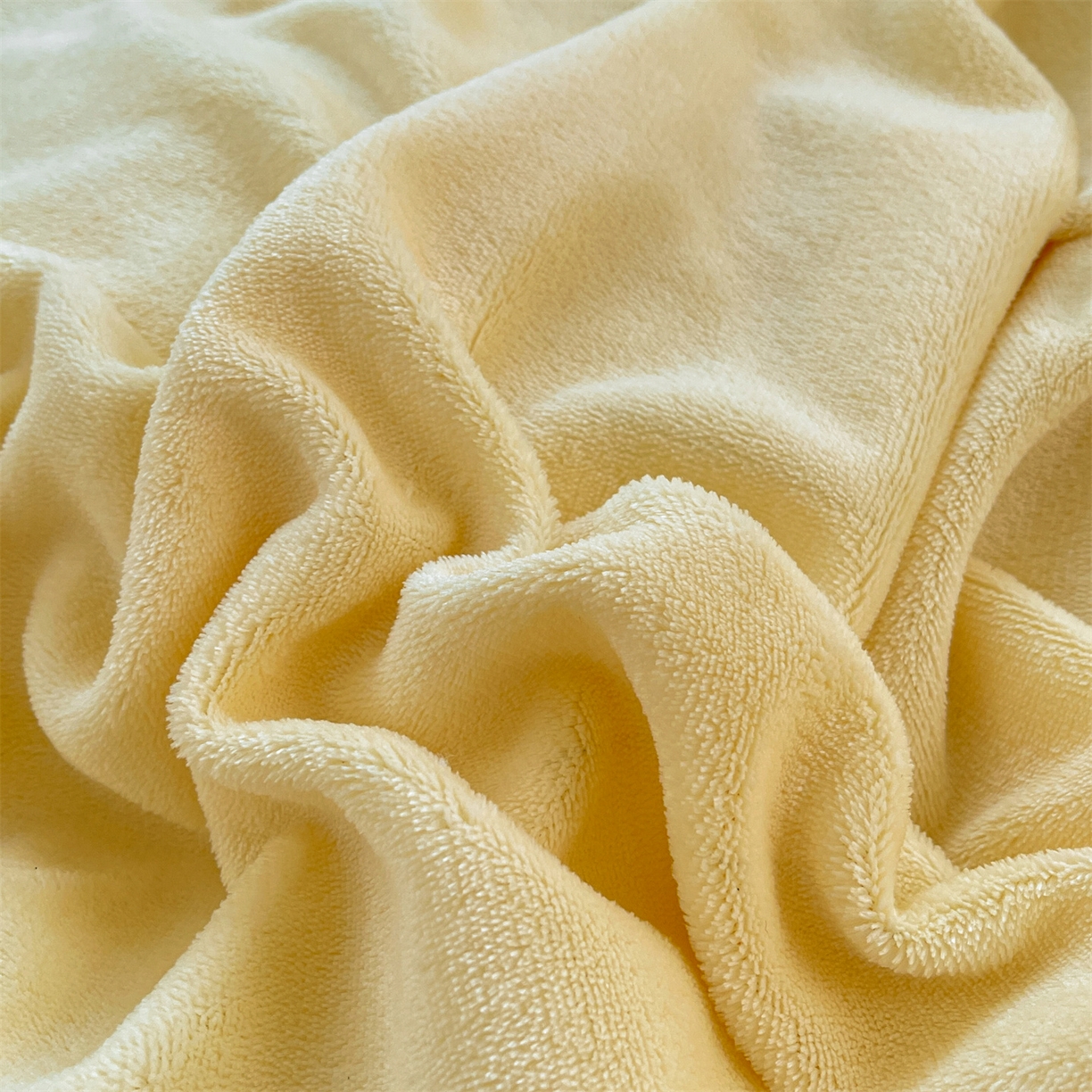 91家纺网 家纺一手货源 找家纺 雨洋家纺 2025新款牛奶绒双面毛巾绣四件套-大眼萌系列 R绒大眼萌黄黄粉格