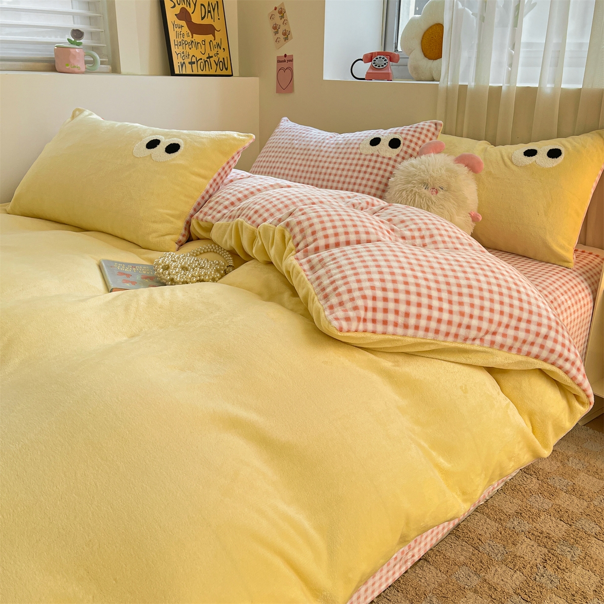 91家纺网 家纺一手货源 找家纺 雨洋家纺 2025新款牛奶绒双面毛巾绣四件套-大眼萌系列 R绒大眼萌黄黄粉格