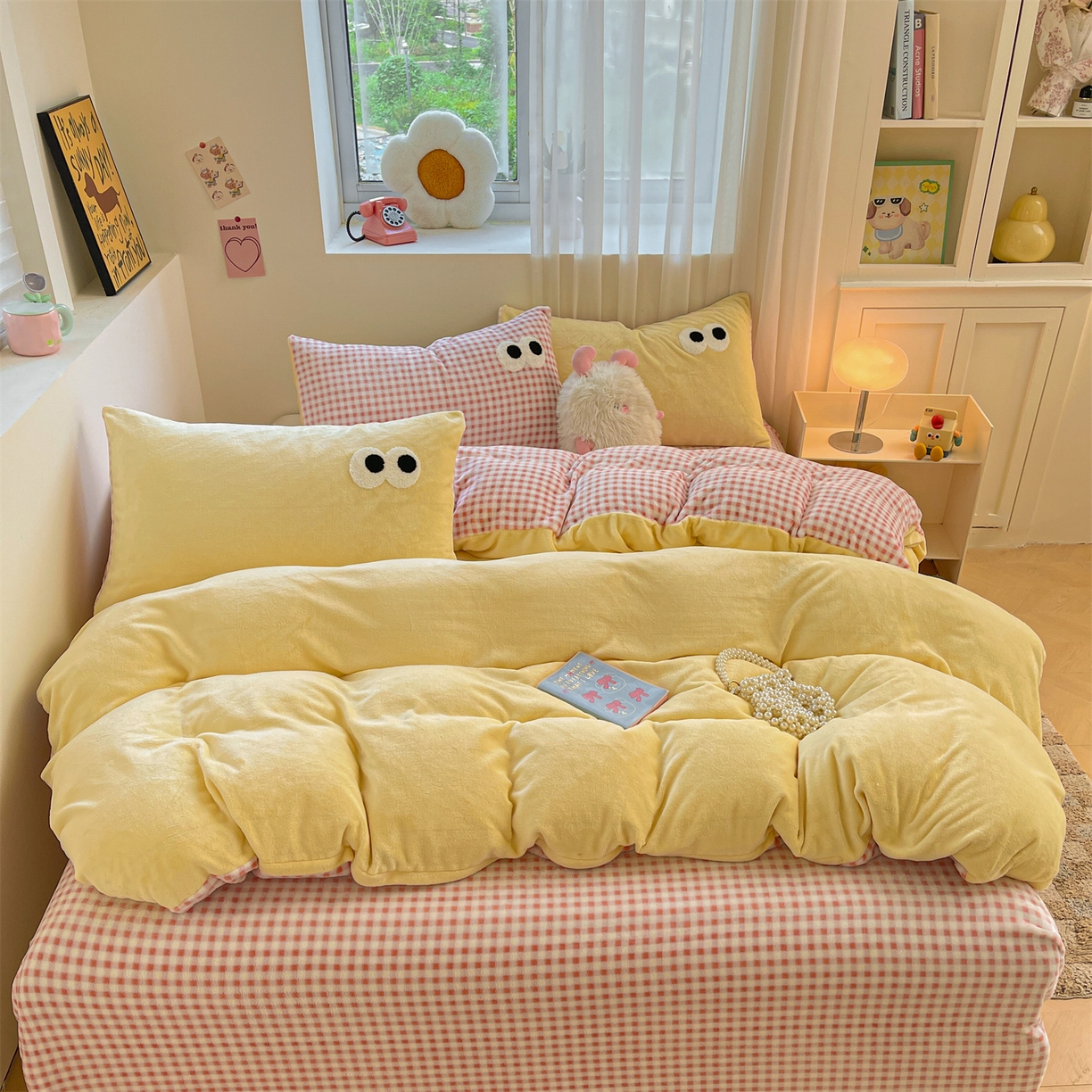 91家纺网 家纺一手货源 找家纺 雨洋家纺 2025新款牛奶绒双面毛巾绣四件套-大眼萌系列 R绒大眼萌黄黄粉格