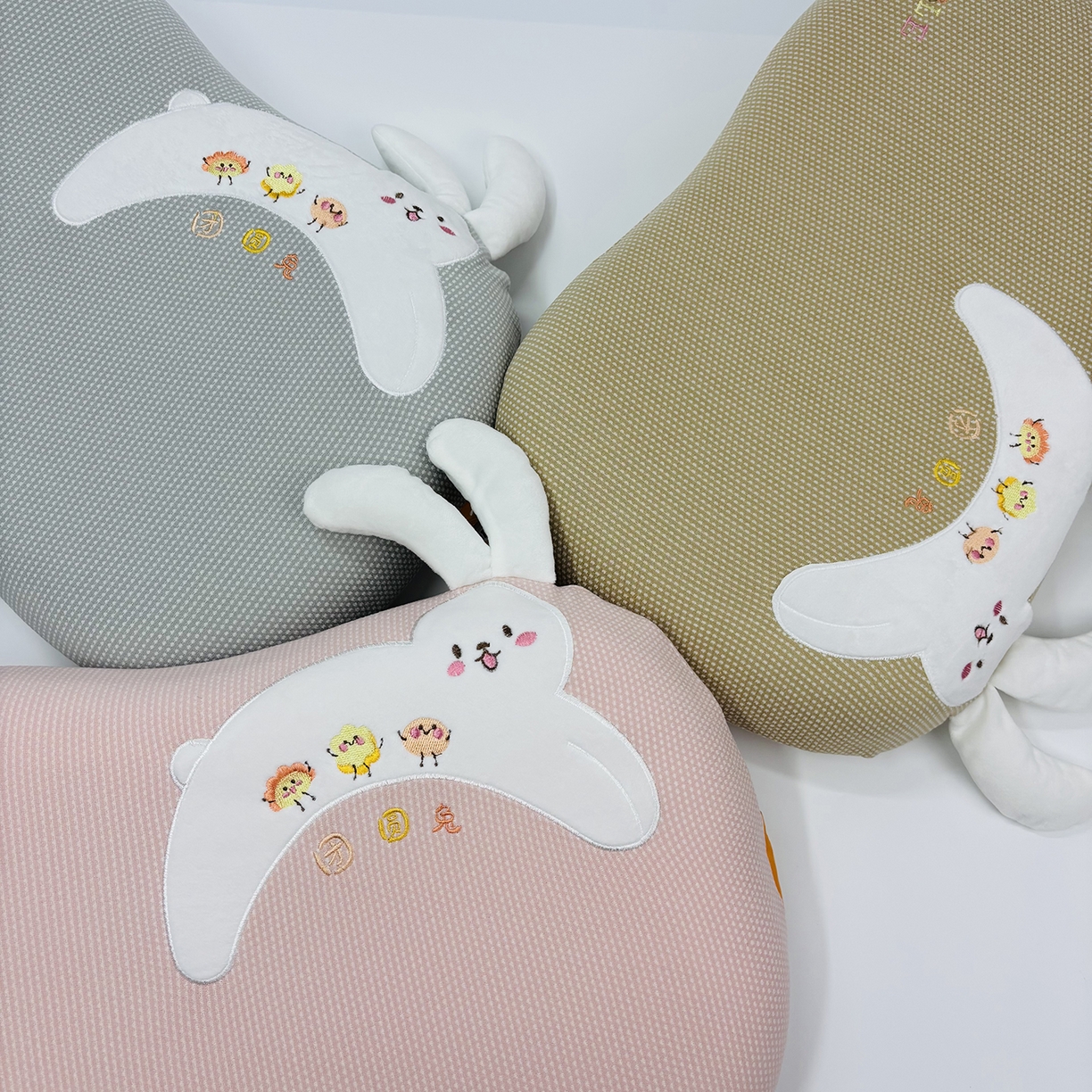 91家纺网 家纺一手货源 找家纺 （总）露函家居 2025新款儿童款团圆兔猫肚枕枕头枕芯