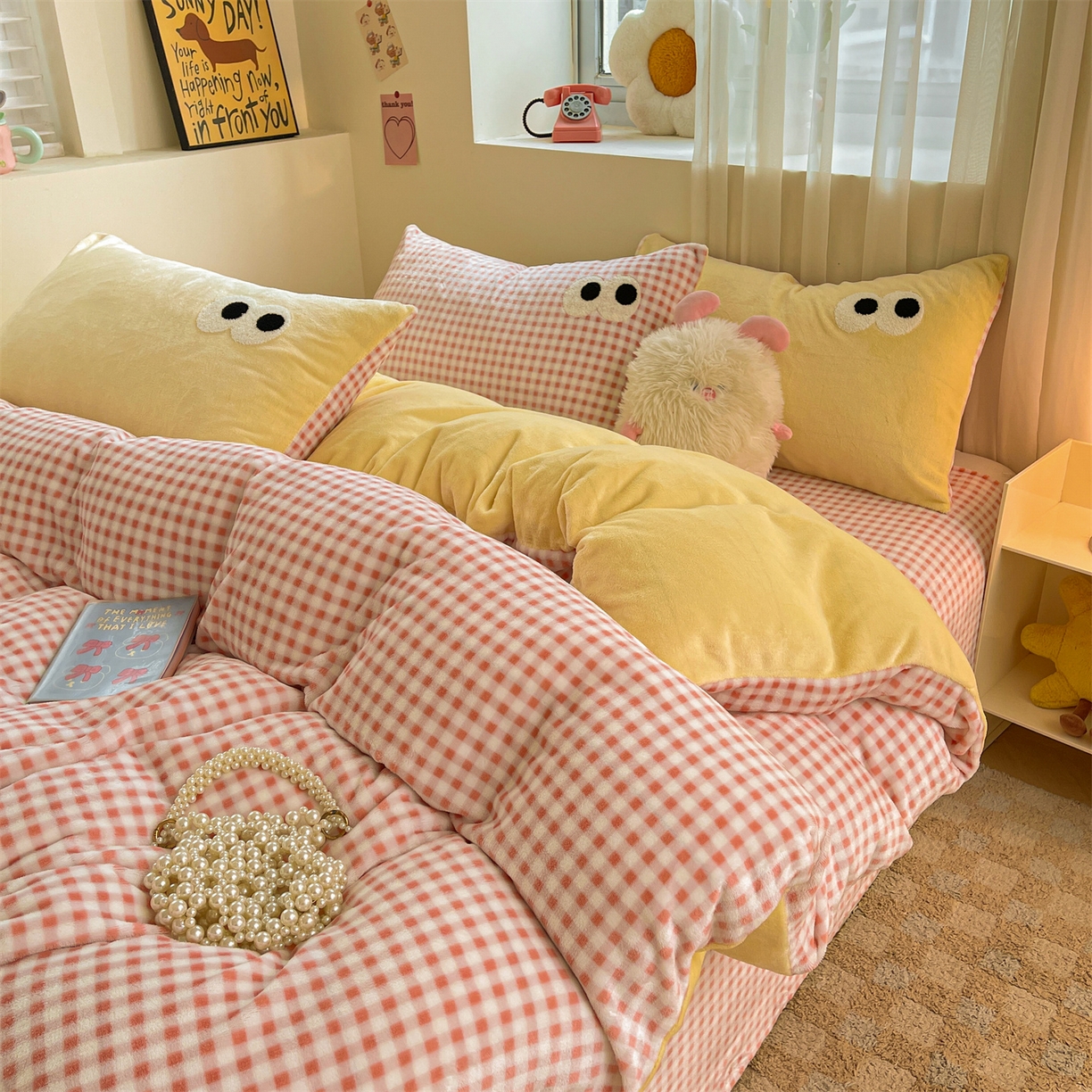 91家纺网 家纺一手货源 找家纺 雨洋家纺 2025新款牛奶绒双面毛巾绣四件套-大眼萌系列 R绒大眼萌黄黄粉格