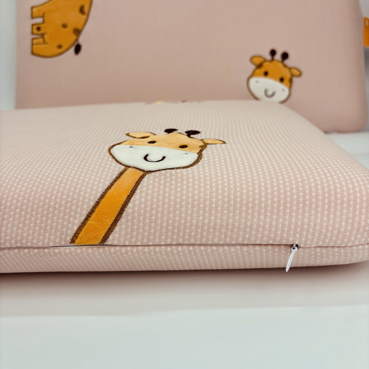 91家纺网 家纺一手货源 找家纺 露函家居 2025新款儿童款长颈鹿面包枕枕头枕芯 粉色