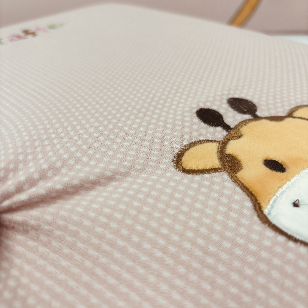 91家纺网 家纺一手货源 找家纺 露函家居 2025新款儿童款长颈鹿面包枕枕头枕芯 粉色