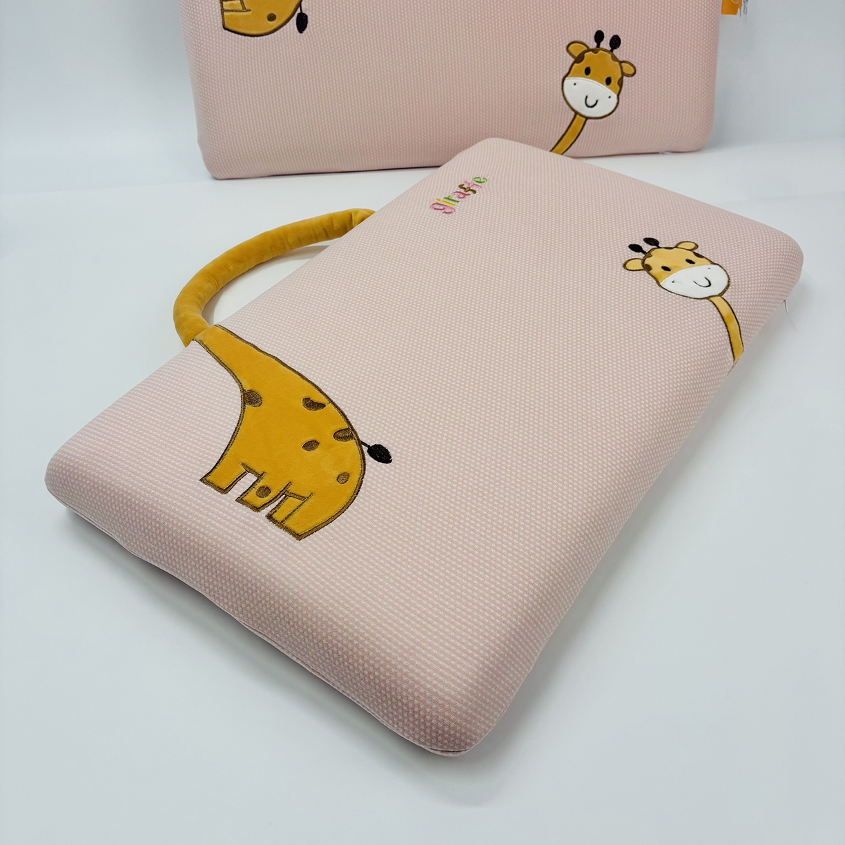 91家纺网 家纺一手货源 找家纺 露函家居 2025新款儿童款长颈鹿面包枕枕头枕芯 粉色