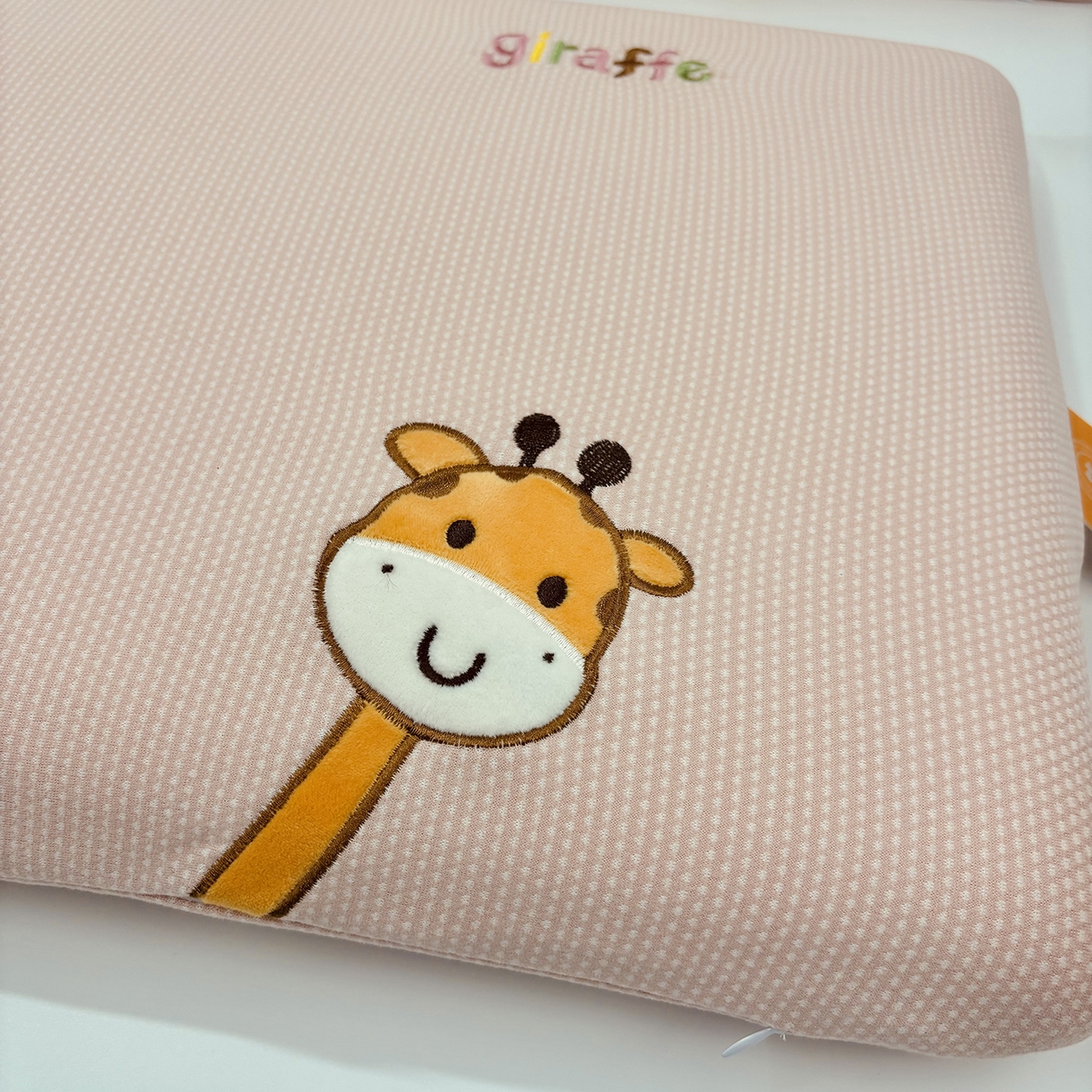 91家纺网 家纺一手货源 找家纺 露函家居 2025新款儿童款长颈鹿面包枕枕头枕芯 粉色