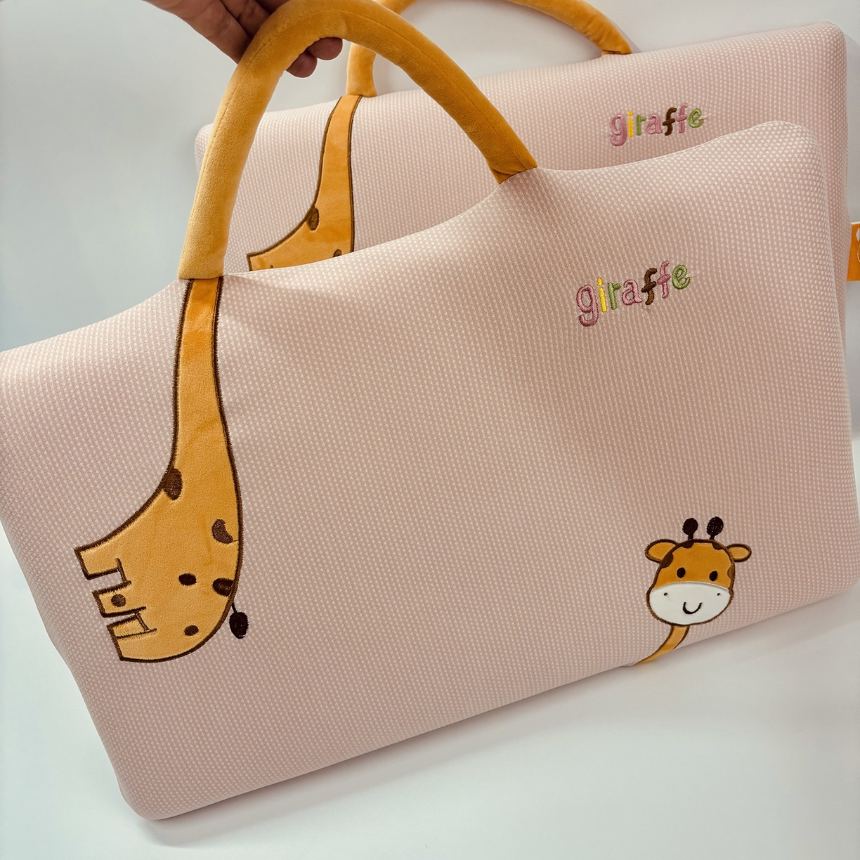 91家纺网 家纺一手货源 找家纺 露函家居 2025新款儿童款长颈鹿面包枕枕头枕芯 粉色