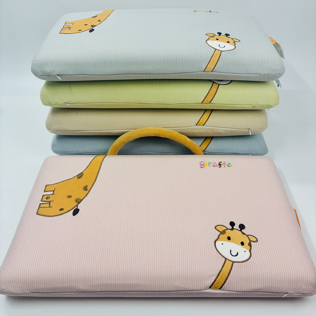 91家纺网 家纺一手货源 找家纺 露函家居 2025新款儿童款长颈鹿面包枕枕头枕芯 咖色