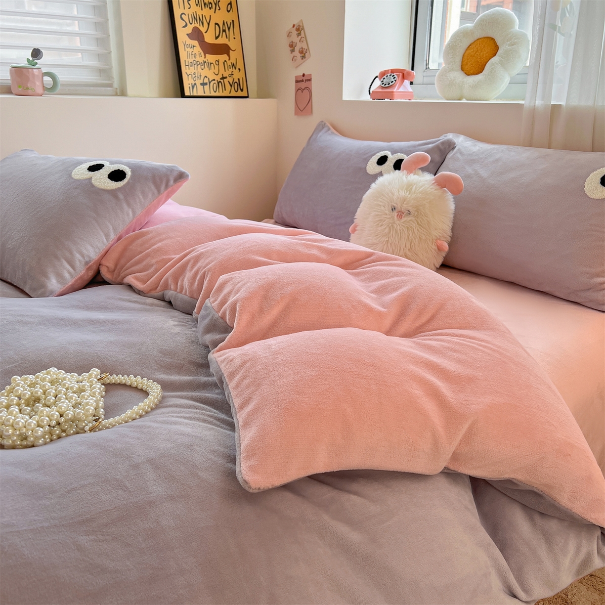 91家纺网 家纺一手货源 找家纺 雨洋家纺 2025新款牛奶绒双面毛巾绣四件套-大眼萌系列 R绒大眼萌葡萄奶缇