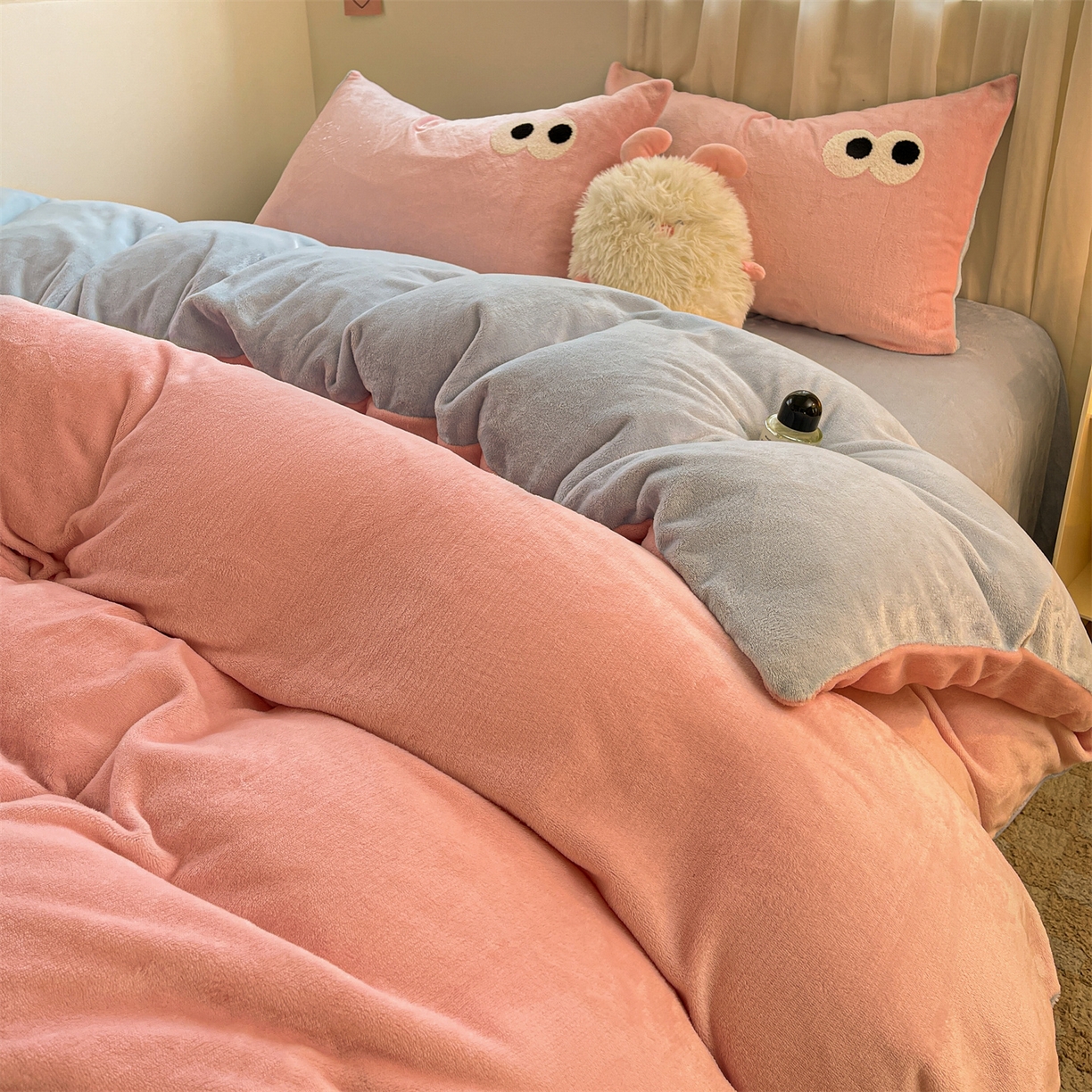 91家纺网 家纺一手货源 找家纺 雨洋家纺 2025新款牛奶绒双面毛巾绣四件套-大眼萌系列 R绒大眼萌草莓海盐