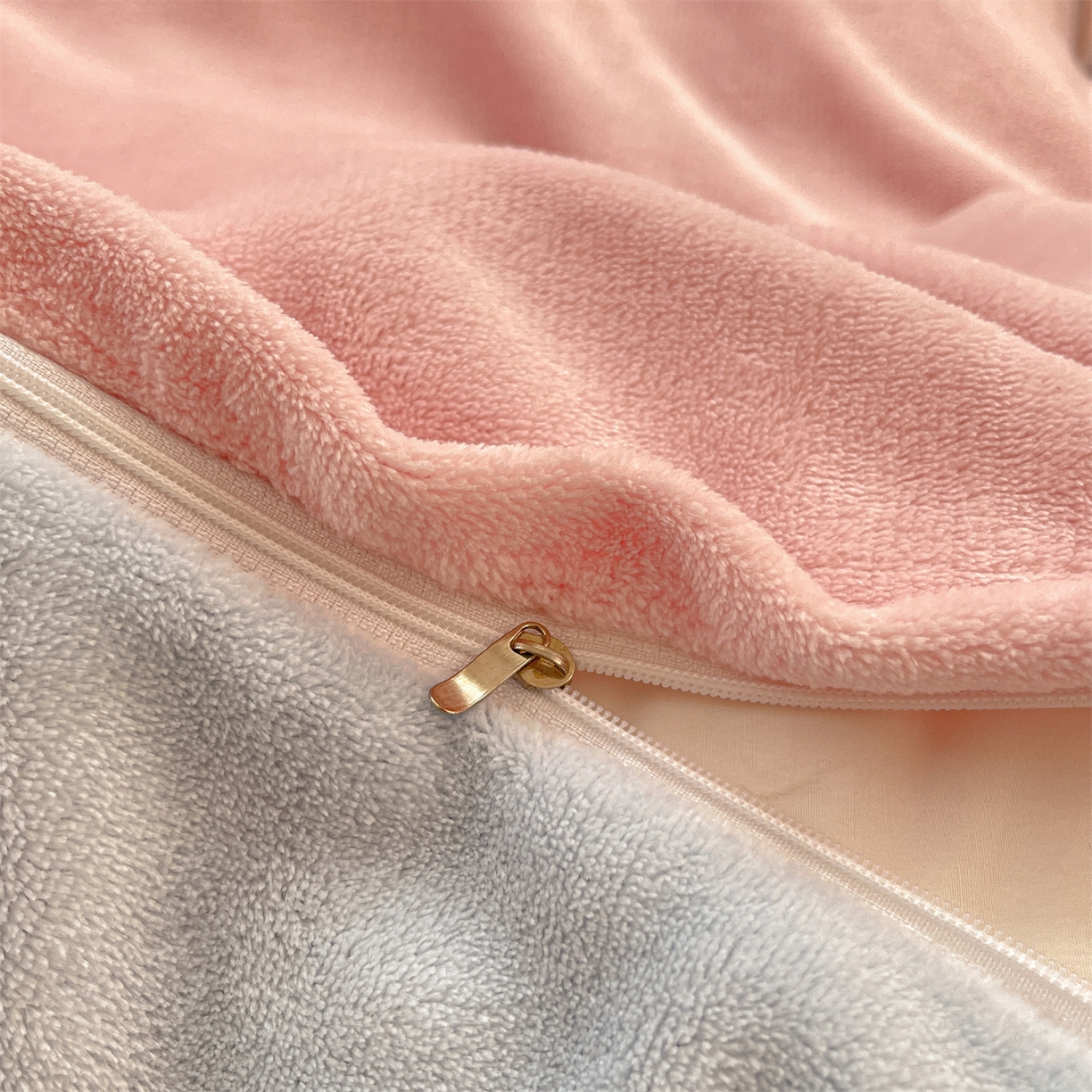 91家纺网 家纺一手货源 找家纺 雨洋家纺 2025新款牛奶绒双面毛巾绣四件套-大眼萌系列 R绒大眼萌草莓海盐