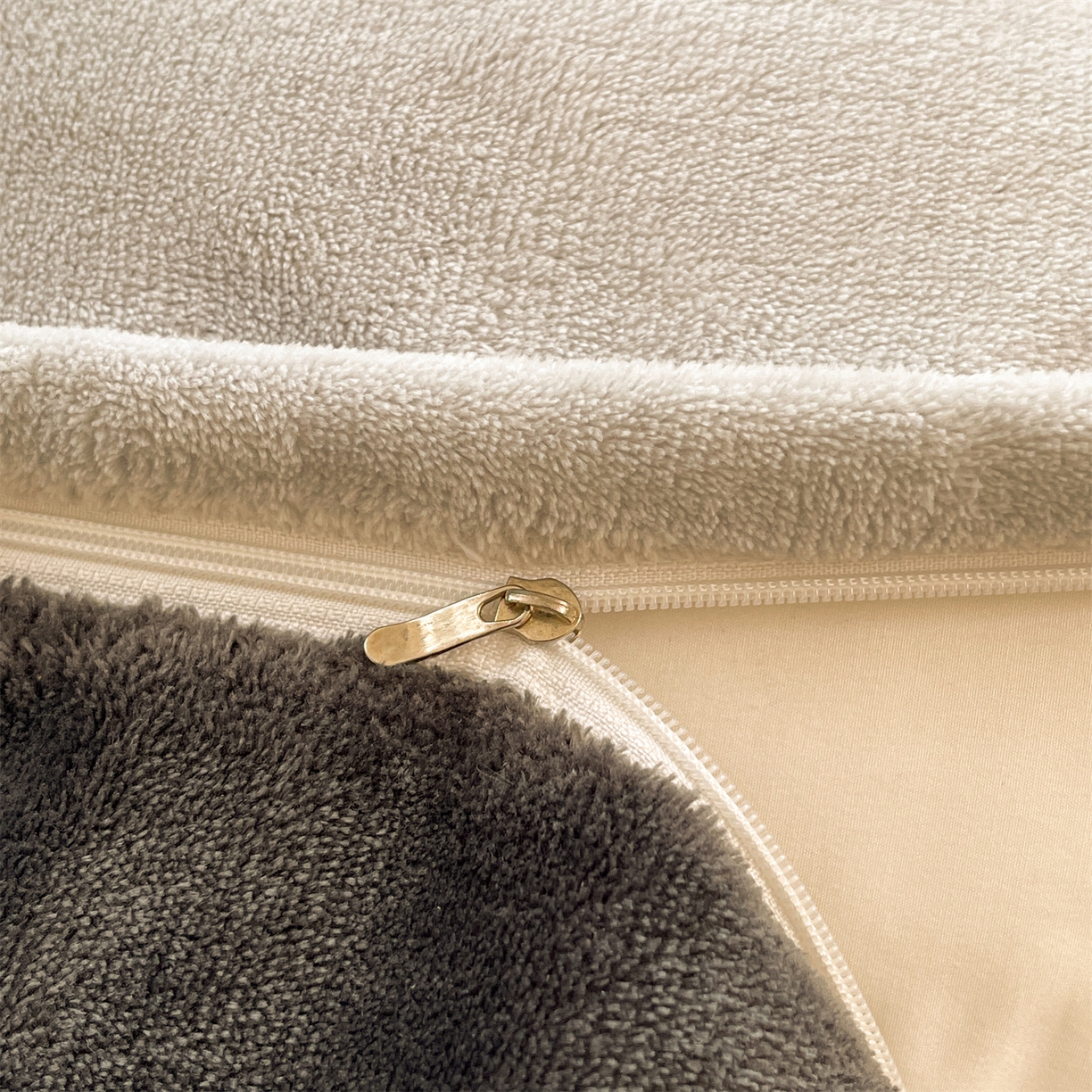 91家纺网 家纺一手货源 找家纺 雨洋家纺 2025新款牛奶绒双面毛巾绣四件套-大眼萌系列 R绒大眼萌深灰椰椰