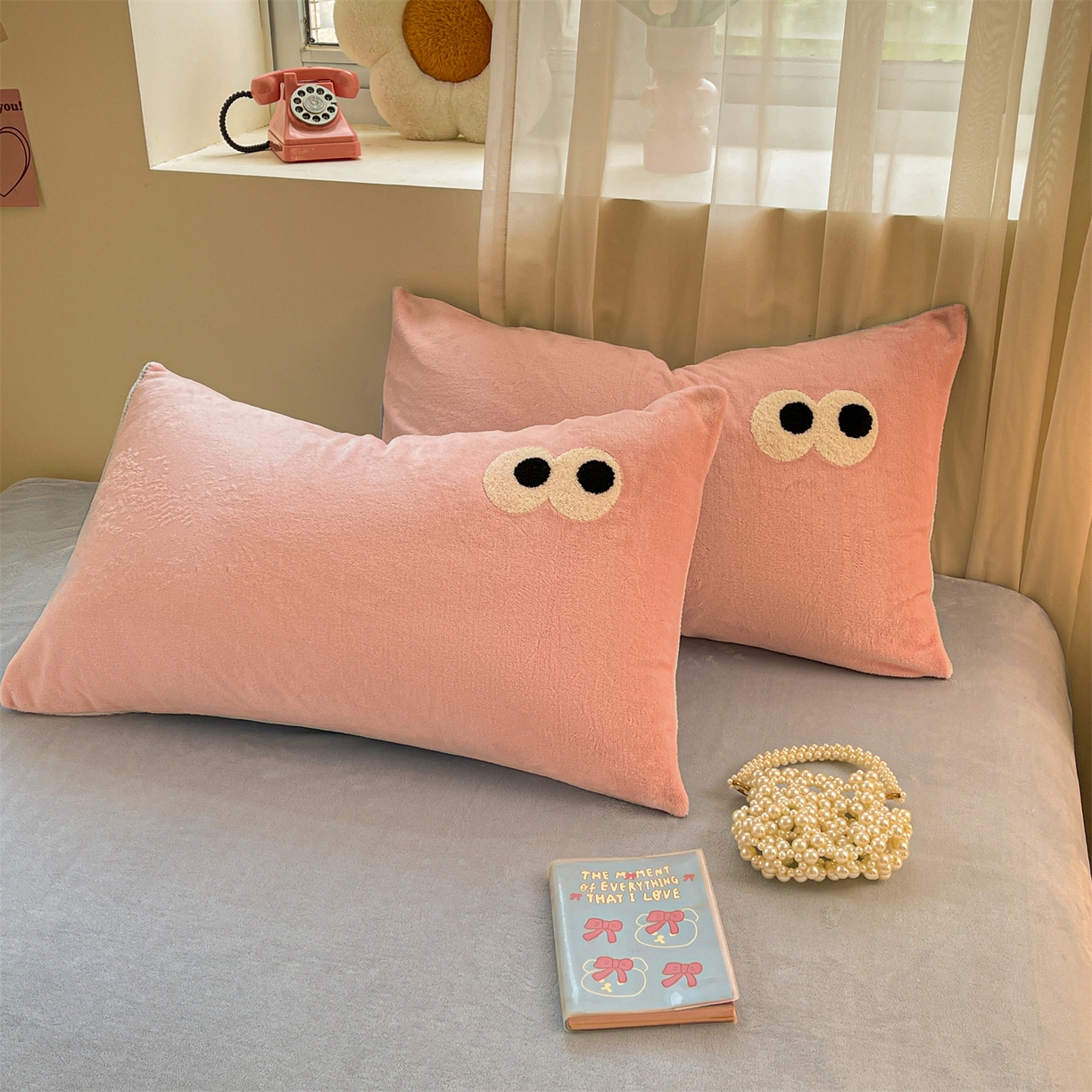 91家纺网 家纺一手货源 找家纺 雨洋家纺 2025新款牛奶绒双面毛巾绣四件套-大眼萌系列 R绒大眼萌草莓海盐