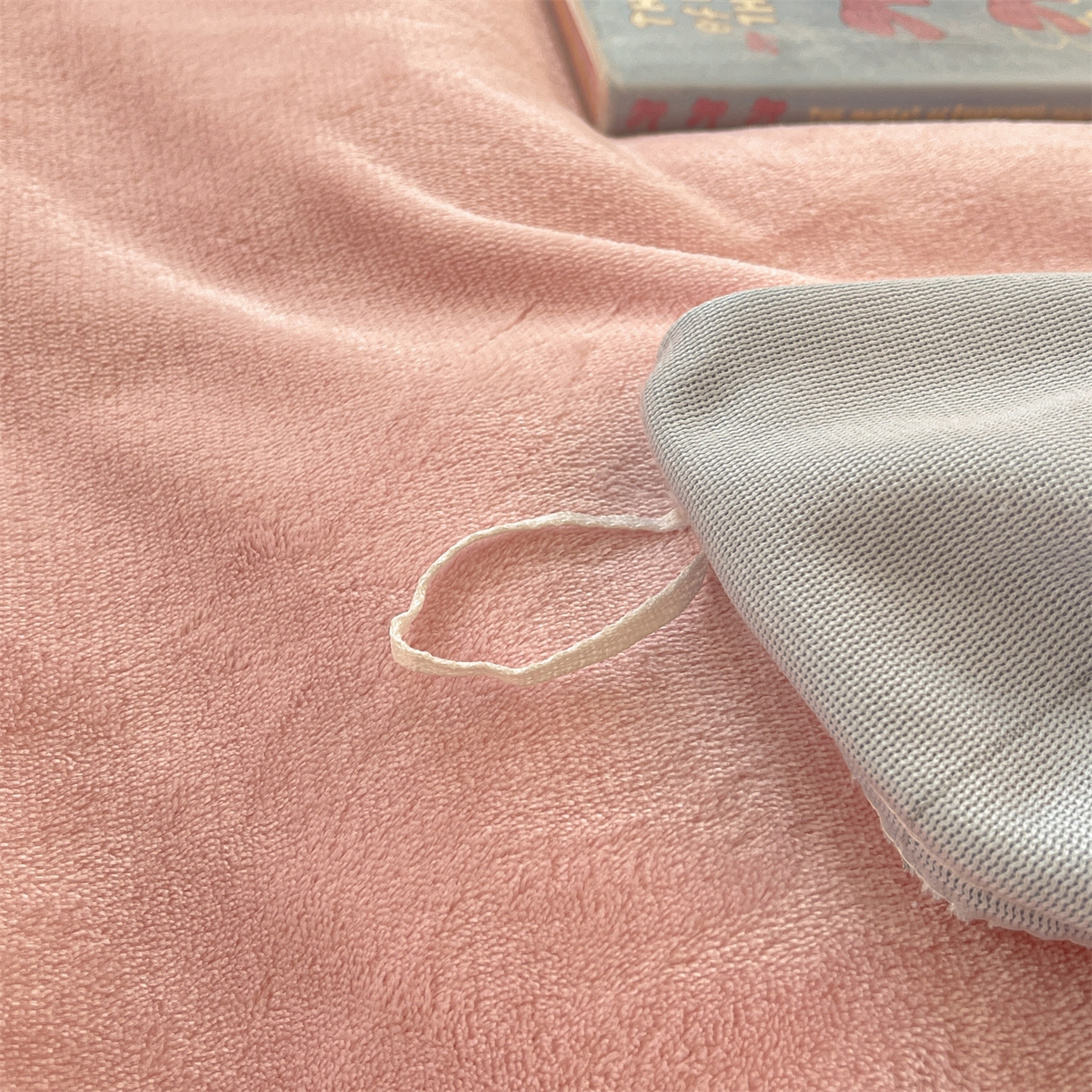 91家纺网 家纺一手货源 找家纺 雨洋家纺 2025新款牛奶绒双面毛巾绣四件套-大眼萌系列 R绒大眼萌草莓海盐