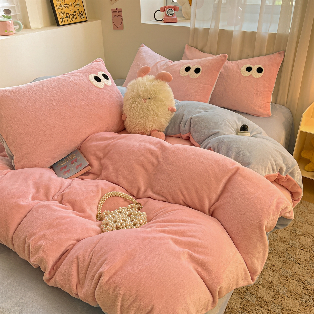 91家纺网 家纺一手货源 找家纺 雨洋家纺 2025新款牛奶绒双面毛巾绣四件套-大眼萌系列 R绒大眼萌草莓海盐