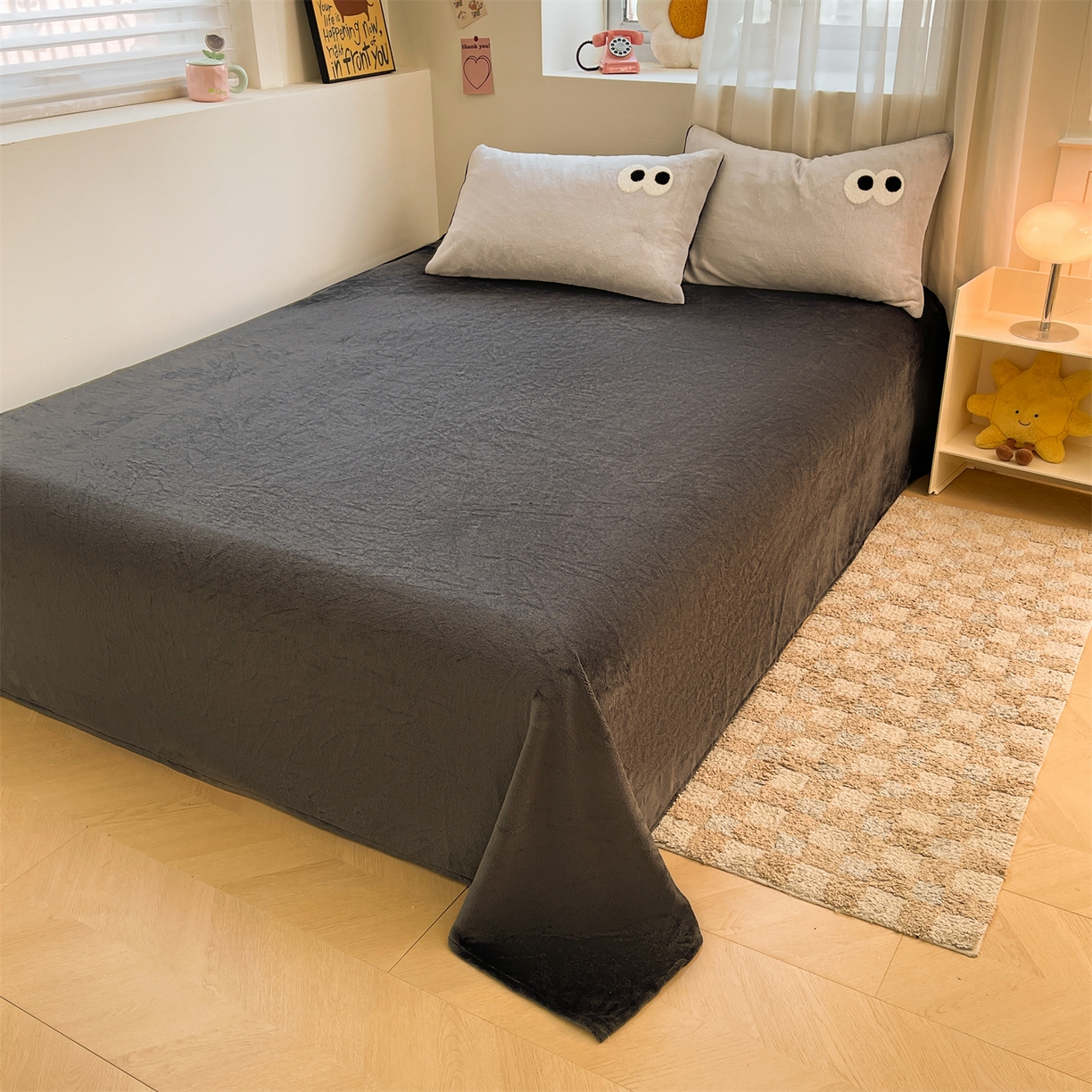 91家纺网 家纺一手货源 找家纺 雨洋家纺 2025新款牛奶绒双面毛巾绣单品被套-大眼萌系列 R绒大眼萌深灰椰椰