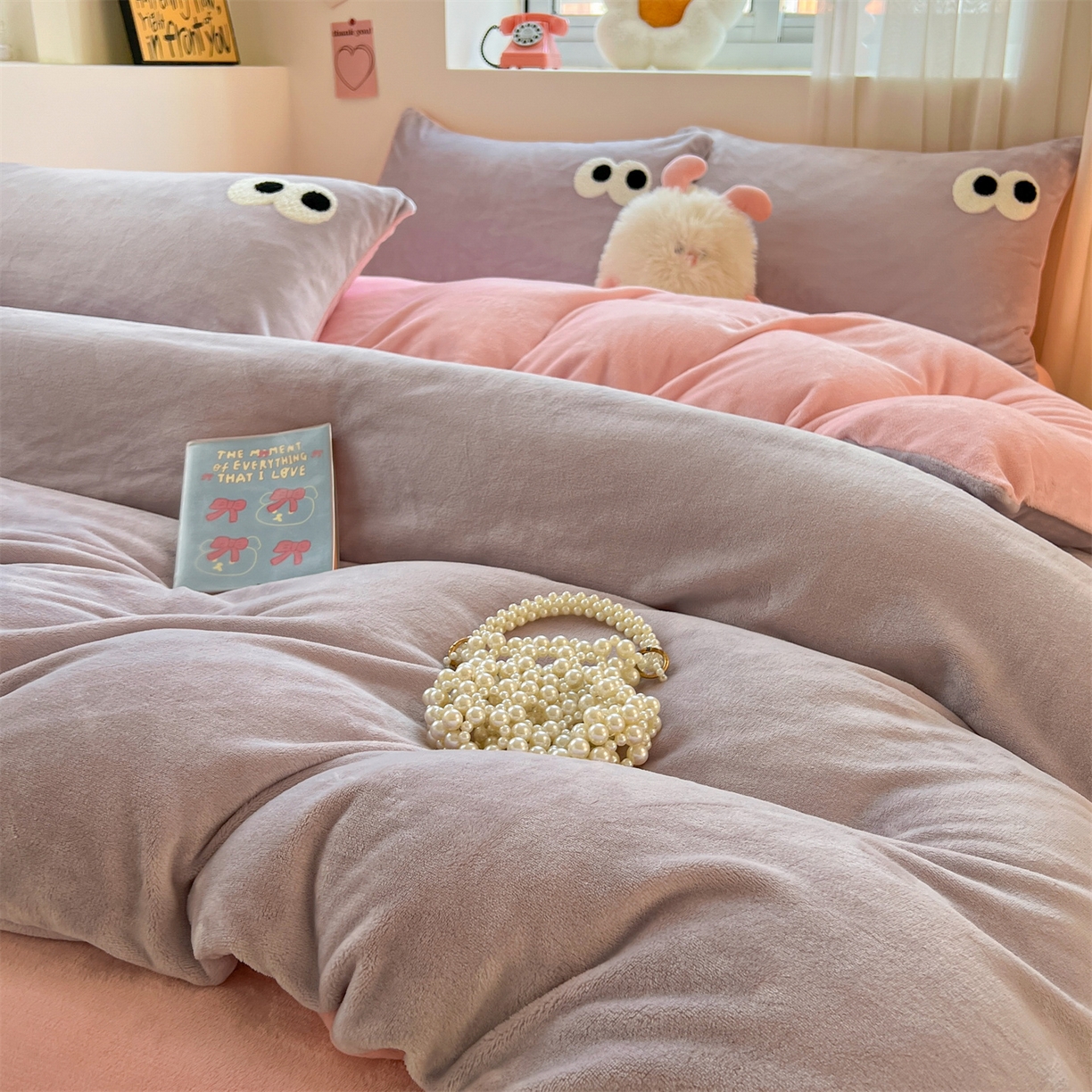 91家纺网 家纺一手货源 找家纺 雨洋家纺 2025新款牛奶绒双面毛巾绣单品被套-大眼萌系列 R绒大眼萌葡萄奶缇